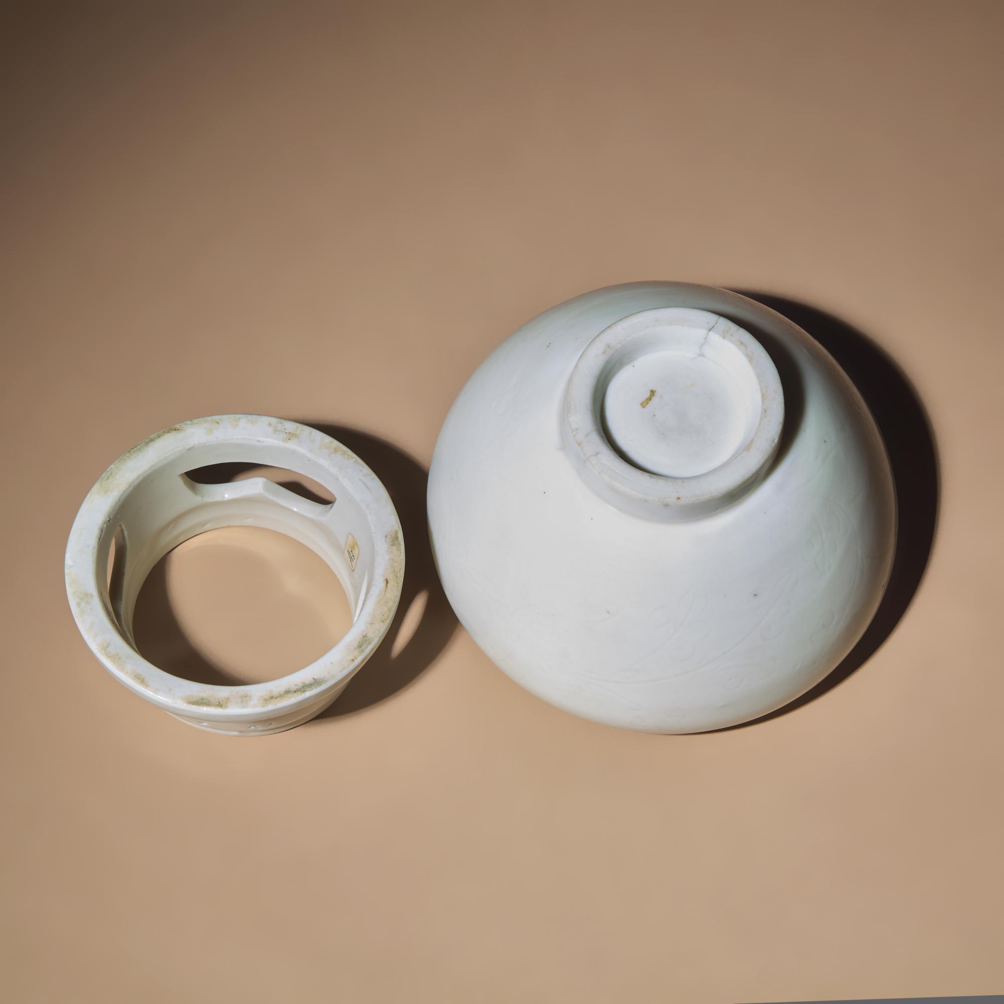 A Rare Chinese Blanc-de-Chine Porcelain Oil Lamp and Stand, Mid 17th-Early 18th Century — 清早期 德化白瓷暗刻花卉紋帶座油燈