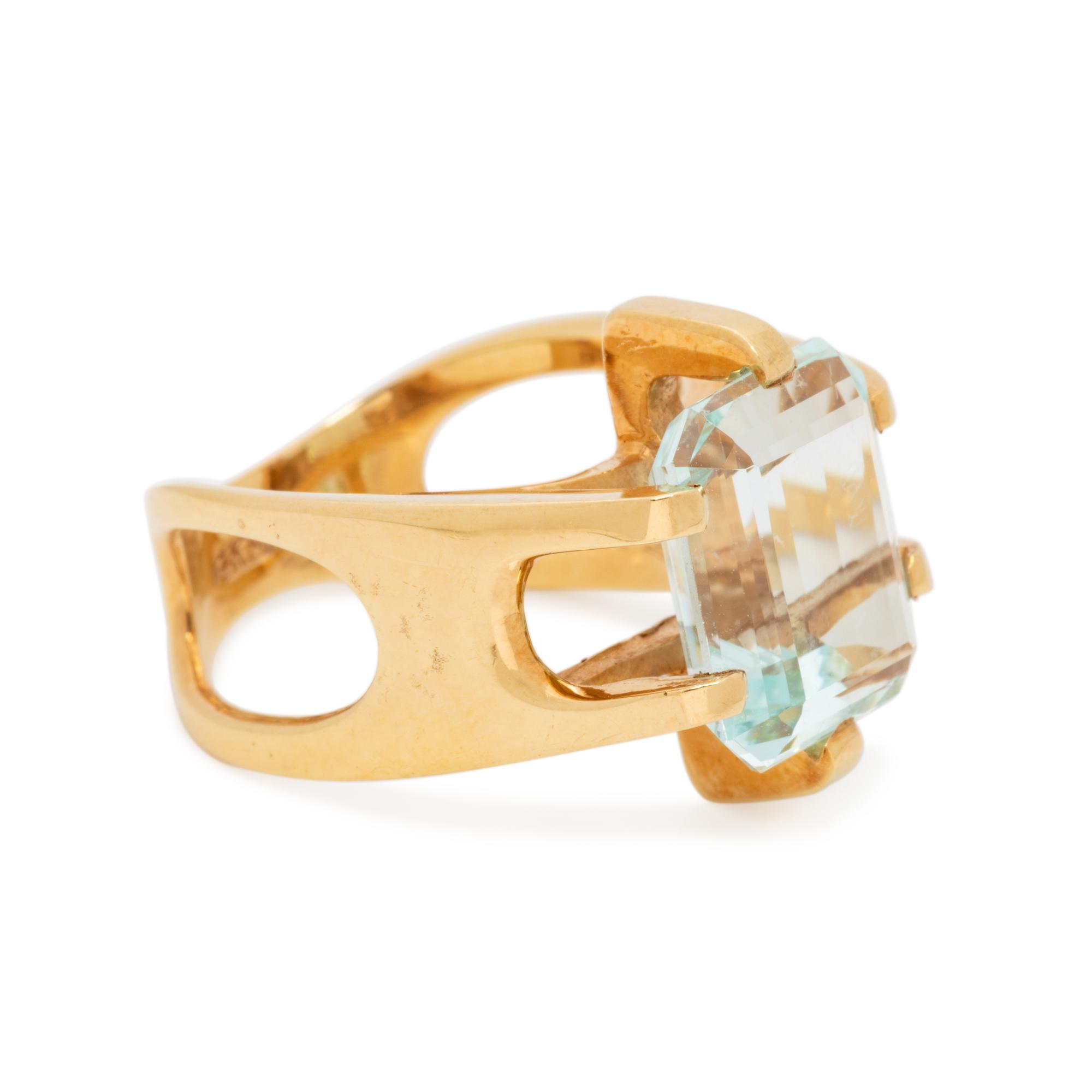 YELLOW GOLD AND AQUAMARINE RING