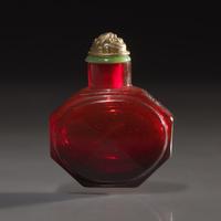 A Chinese Imperial Faceted Ruby Glass Snuff Bottle, Qing Dynasty, Circa 1730-1770 — 1730-1770年 御製寶石紅料八方鼻煙壺