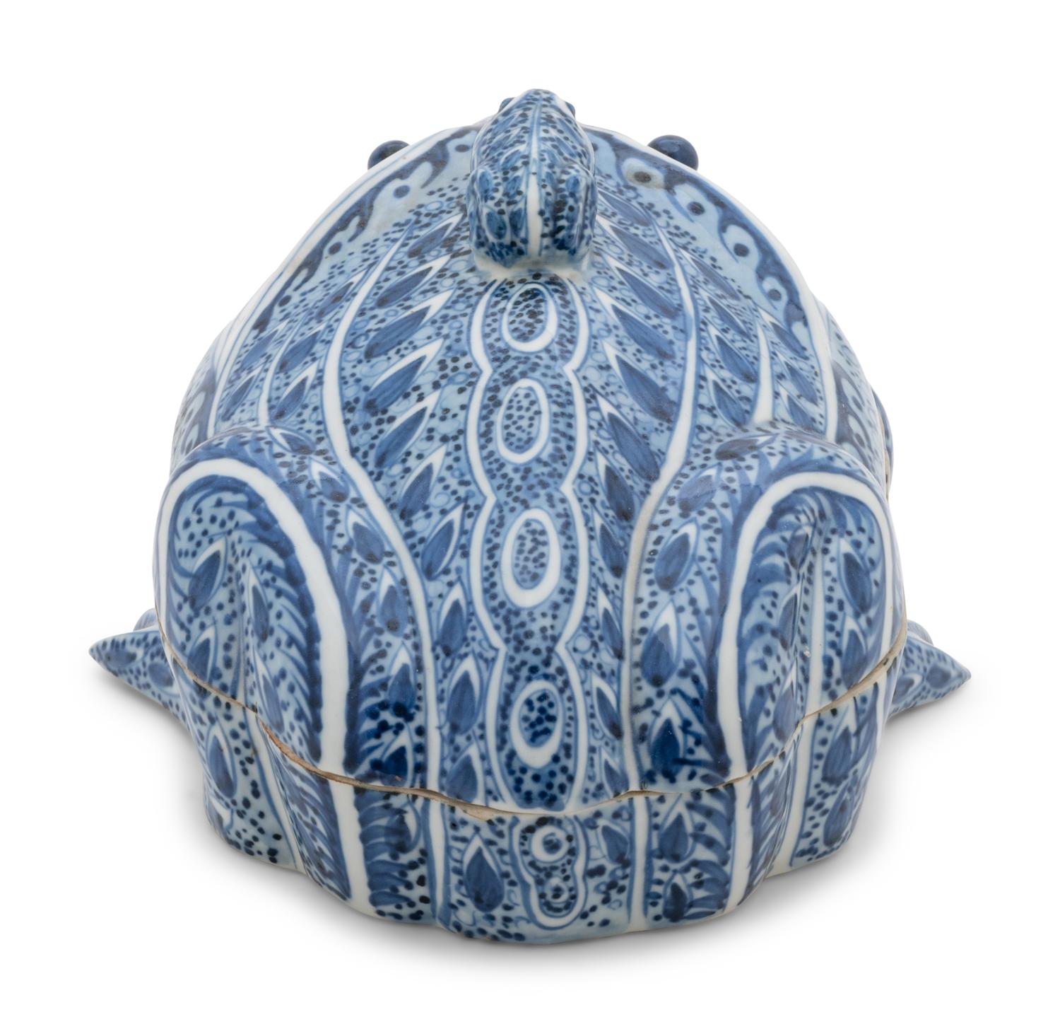 A Chinese Export Blue and White Frog-Form Covered Box