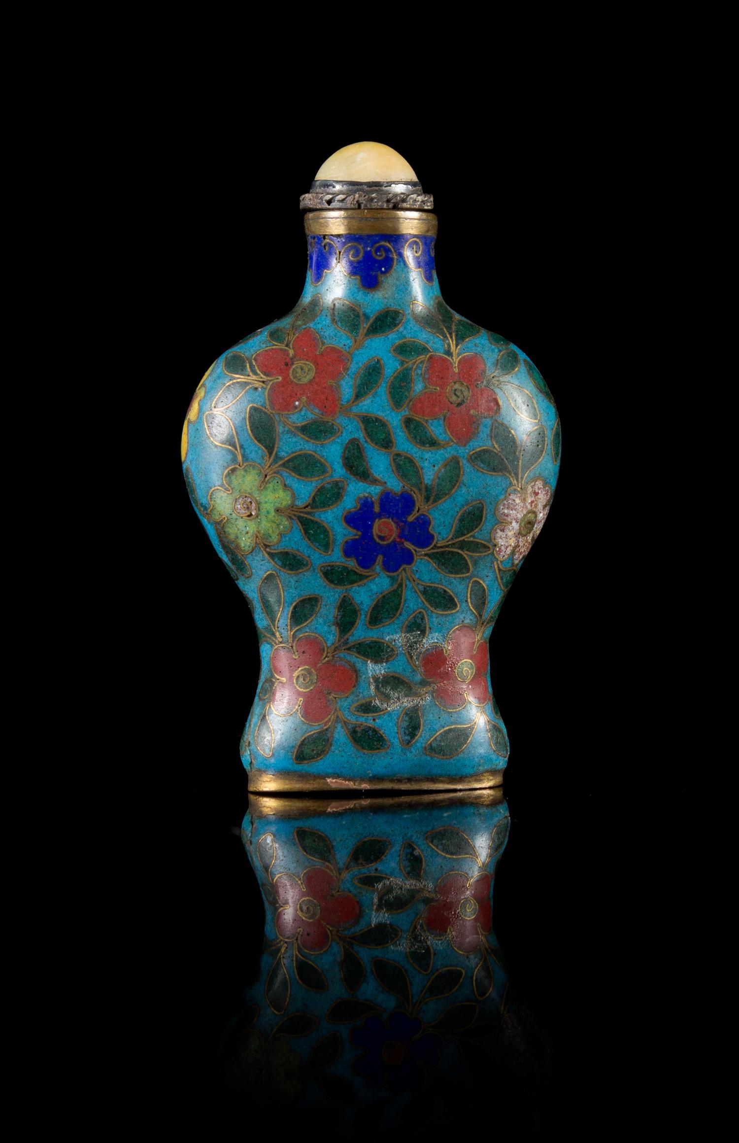 A Cloisonne Enamel Snuff Bottle