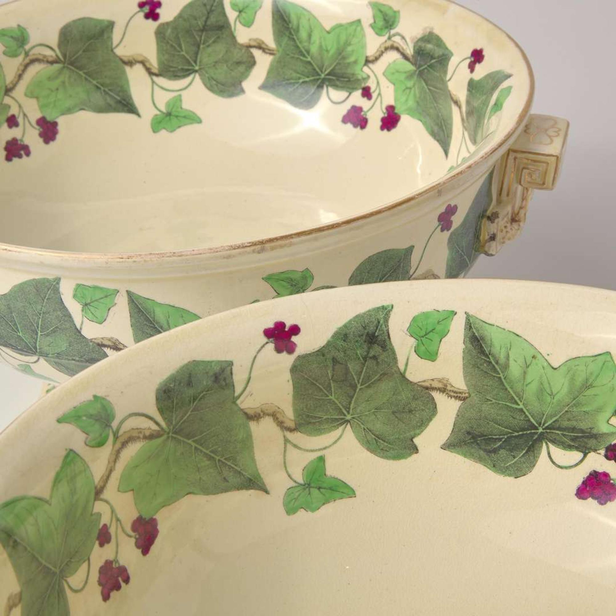 A Pair of Wedgwood Napoleon Ivy Pattern Queensware Footed Serving Bowls UK, 1870s