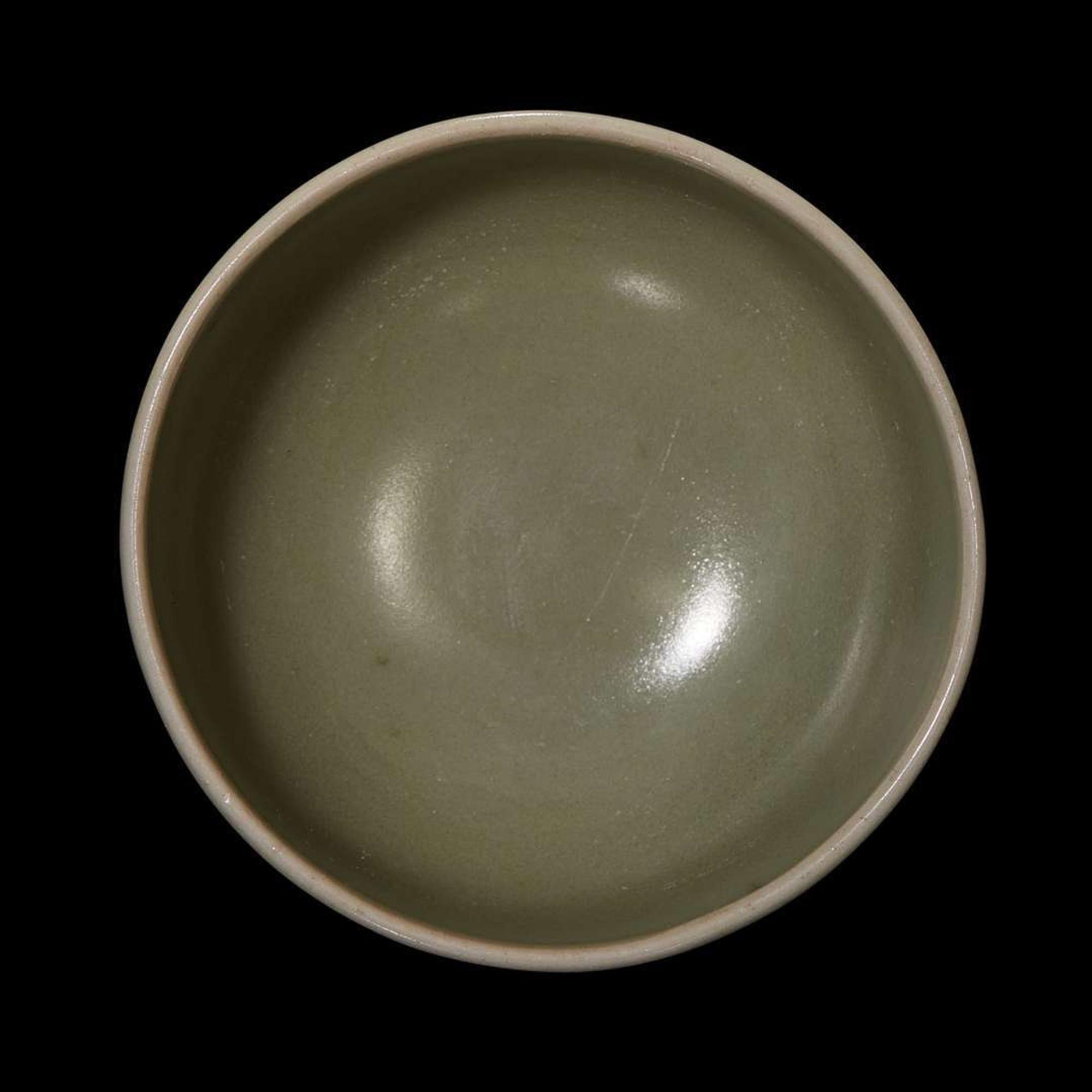 A Chinese Longquan celadon small bowl Song/Yuan dynasty