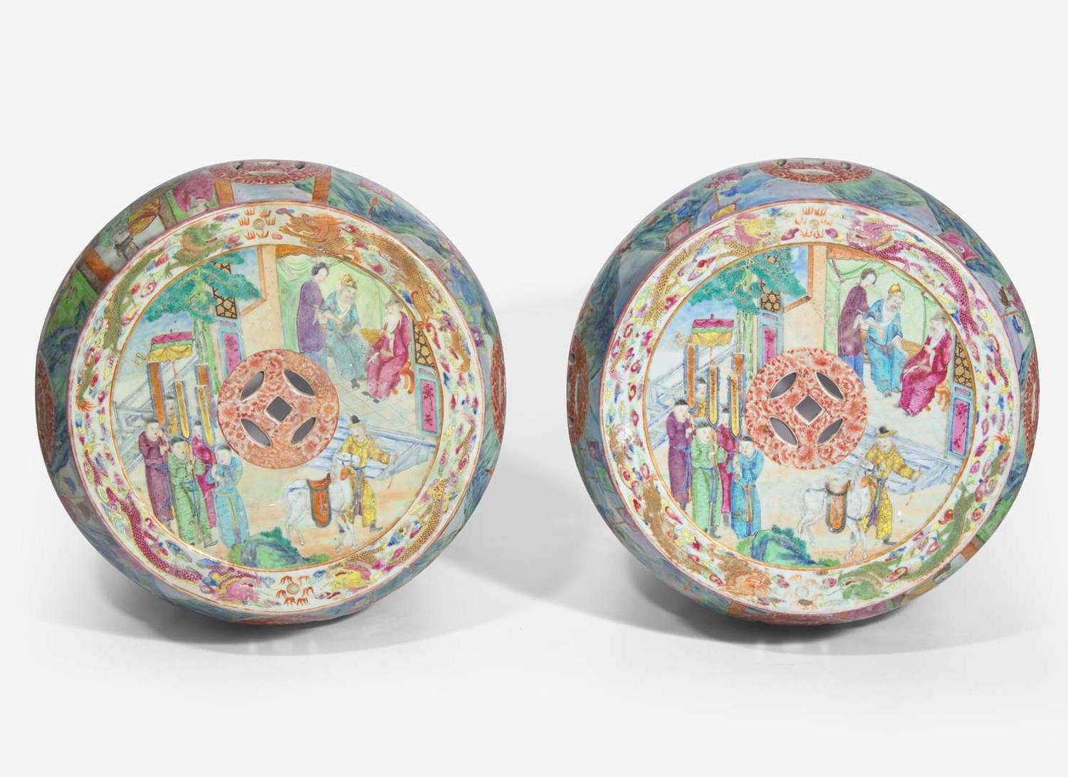 An unusual pair of Chinese export porcelain famille rose-decorated garden stools, first half 19th Century 粉彩繡墩一對 十九世紀初