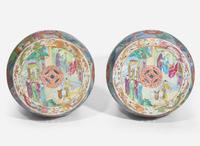 An unusual pair of Chinese export porcelain famille rose-decorated garden stools, first half 19th Century 粉彩繡墩一對 十九世紀初