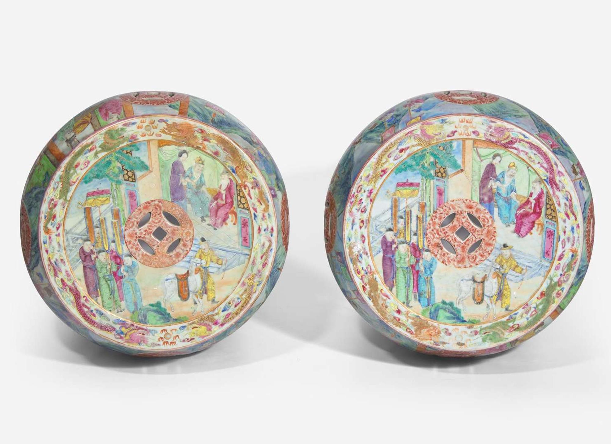 An unusual pair of Chinese export porcelain famille rose-decorated garden stools, first half 19th Century 粉彩繡墩一對 十九世紀初