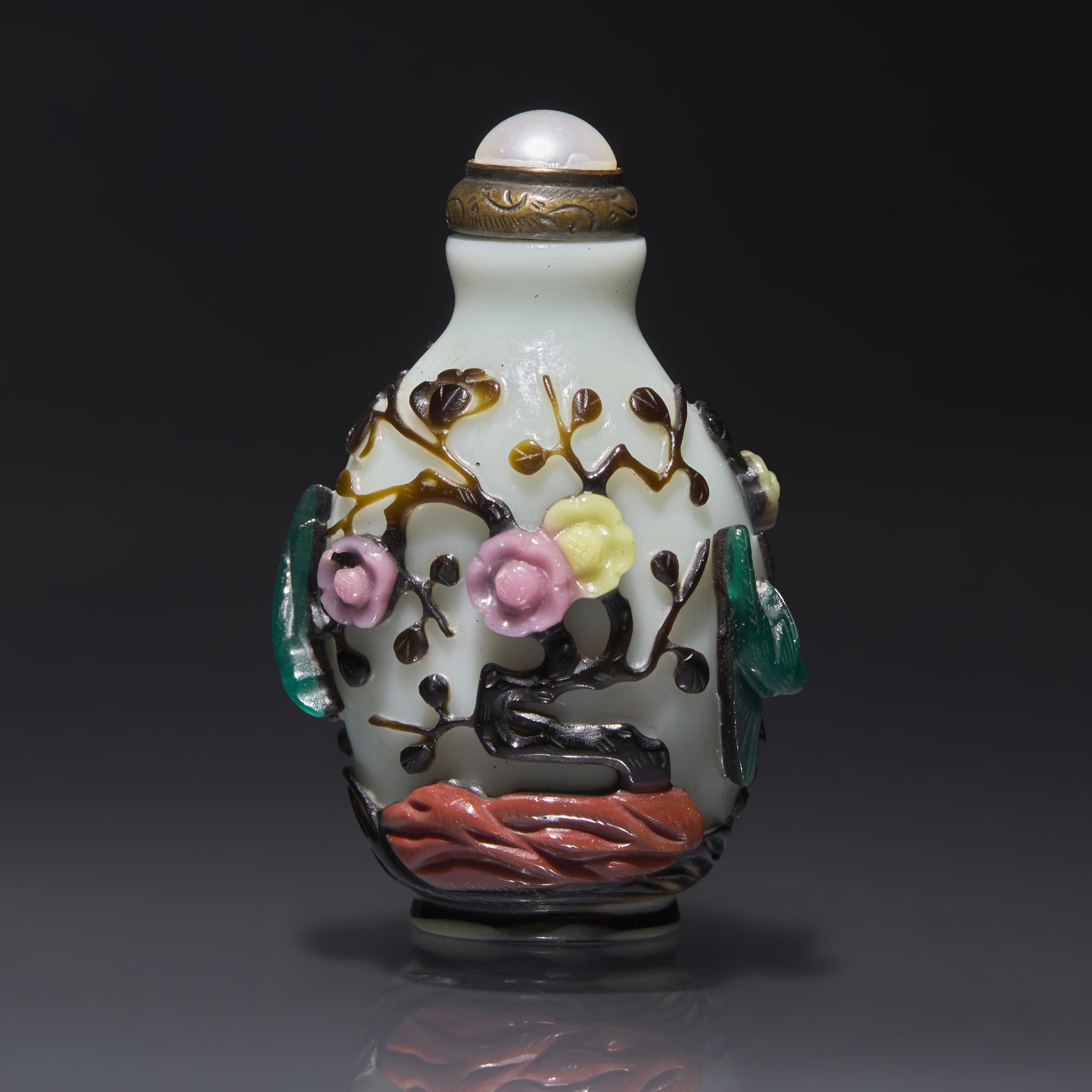 A Chinese Carved Five-Color Overlay Glass Snuff Bottle, Qing Dynasty, Circa 1736-1795 — 1736-1795年 涅白地套五色料喜上眉梢圖鼻煙壺