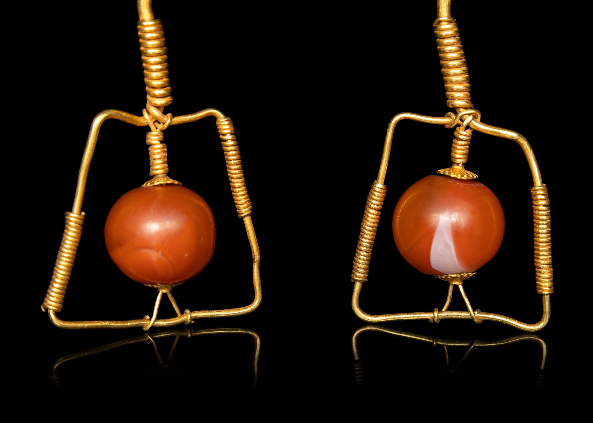 A Pair of Chinese Agate and Gold 'Pipa' Earrings, Erhuan, Ming Dynasty 明 金鑲瑪瑙琵琶耳環一對