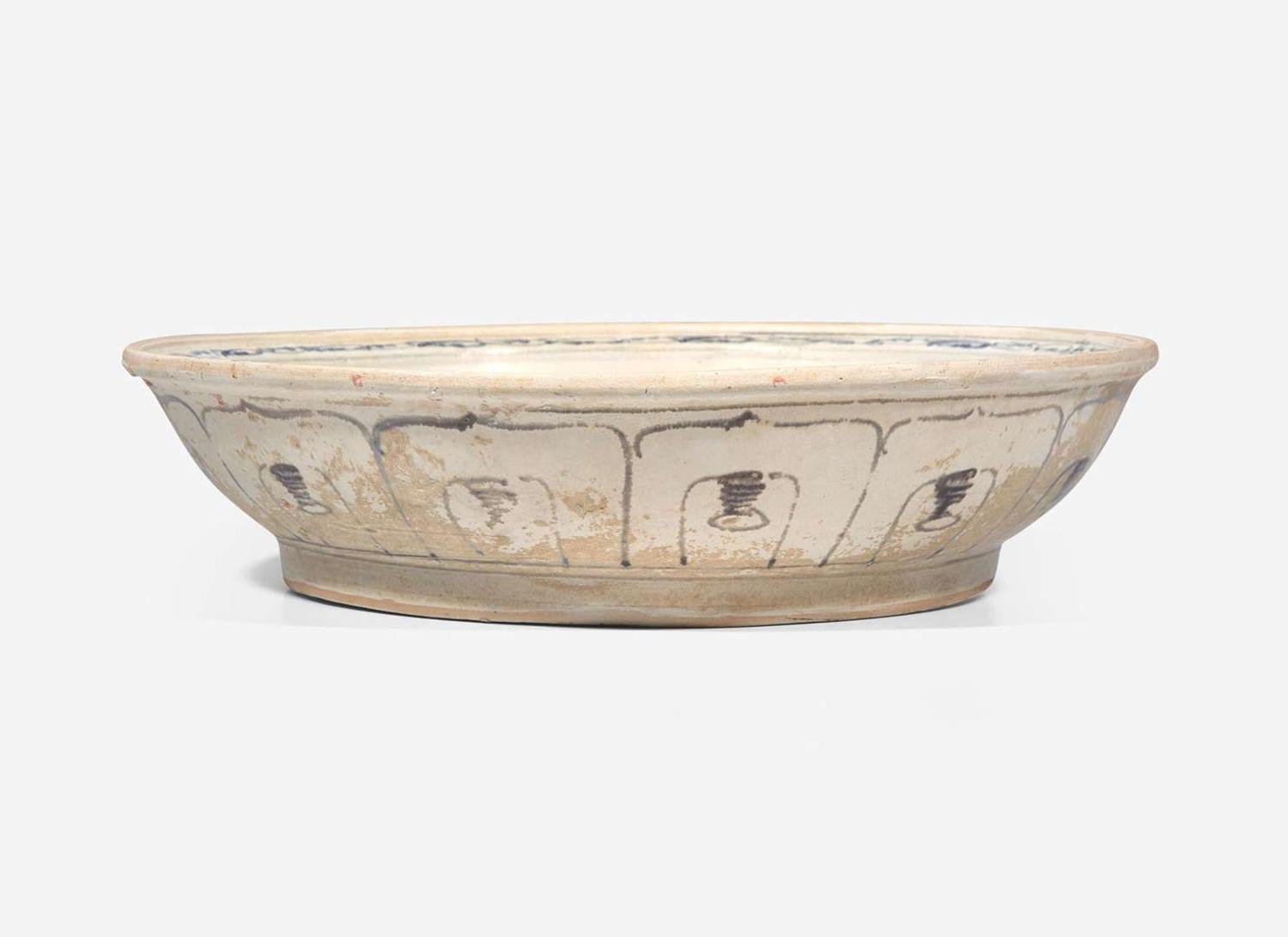 A Large Vietnamese blue and white deep dish from the Hoi An Shipwreck, Le dynasty, mid to late 15th century 青花深腹大盤 會安海撈瓷 後黎朝 十五世紀中晚