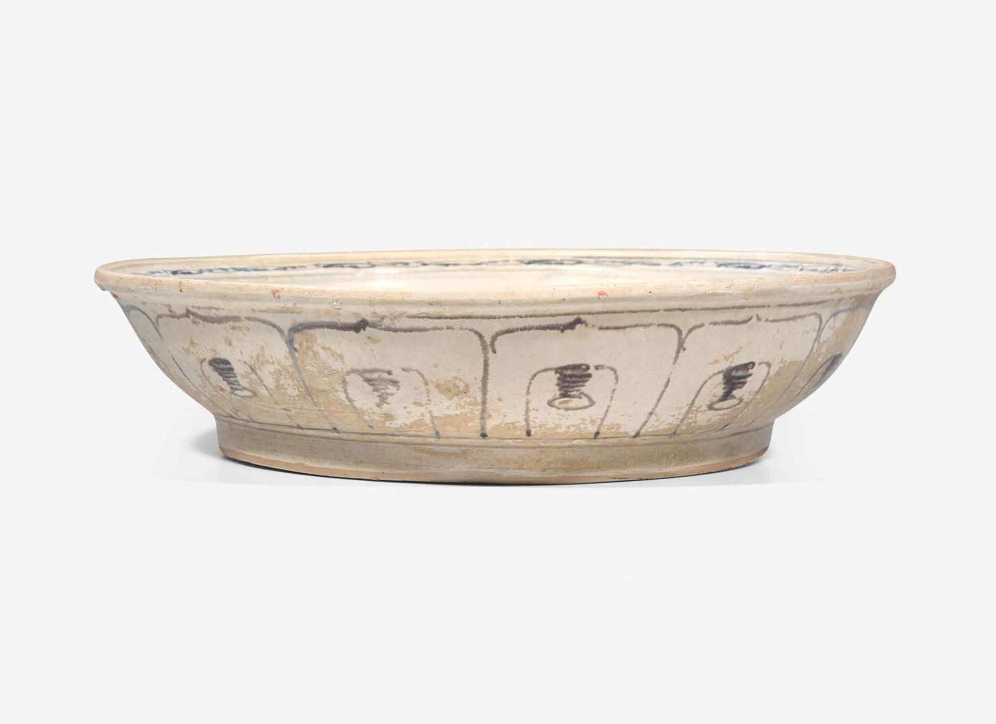 A Large Vietnamese blue and white deep dish from the Hoi An Shipwreck, Le dynasty, mid to late 15th century 青花深腹大盤 會安海撈瓷 後黎朝 十五世紀中晚
