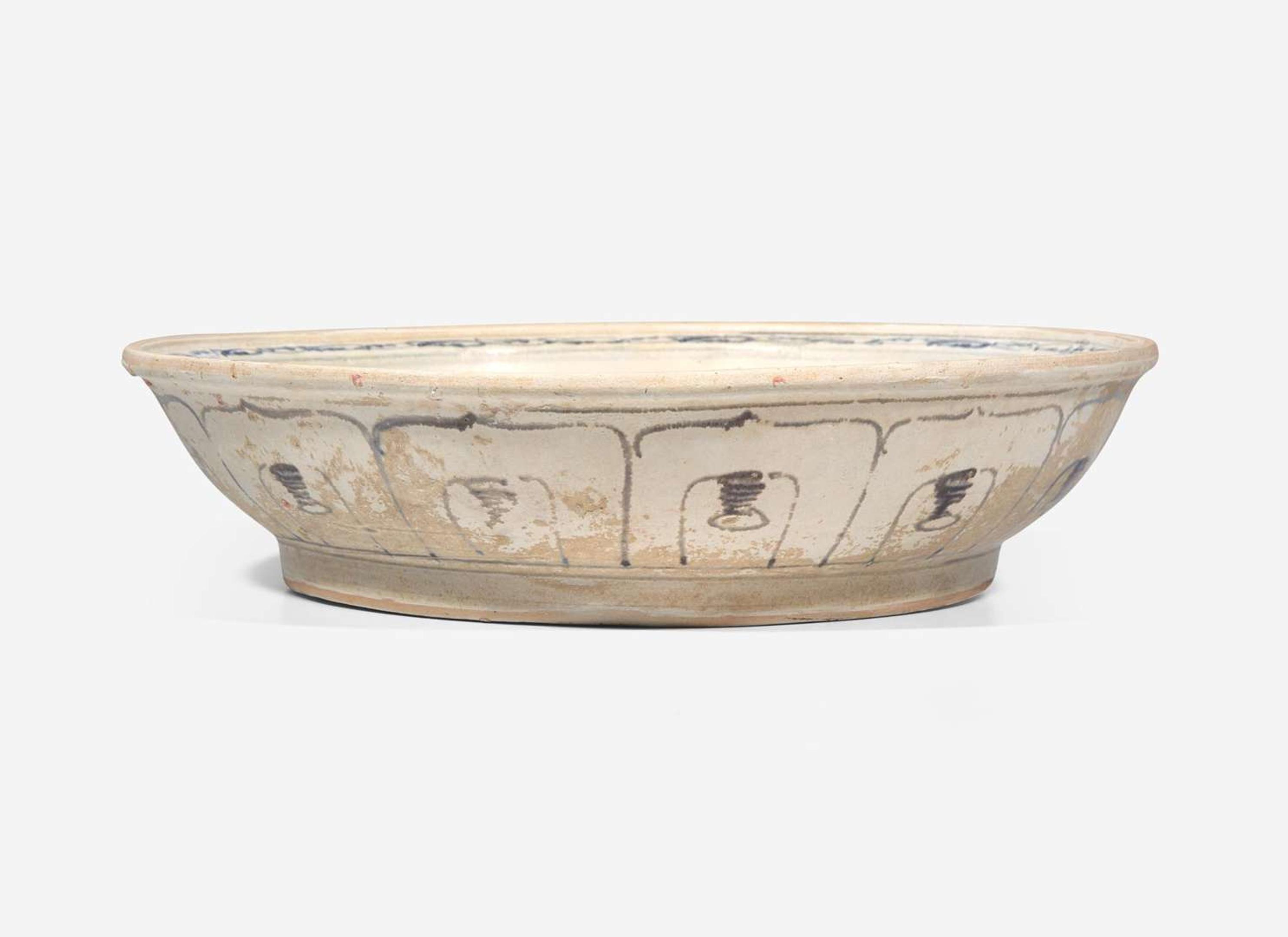A Large Vietnamese blue and white deep dish from the Hoi An Shipwreck, Le dynasty, mid to late 15th century 青花深腹大盤 會安海撈瓷 後黎朝 十五世紀中晚