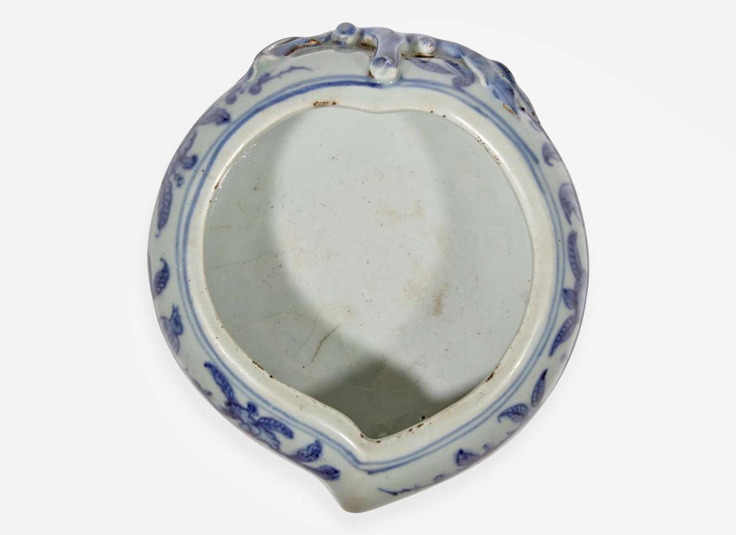 A Chinese blue and white porcelain "Peach" brush washer, possibly Ming dynasty 青花瓷桃形洗 可能為明