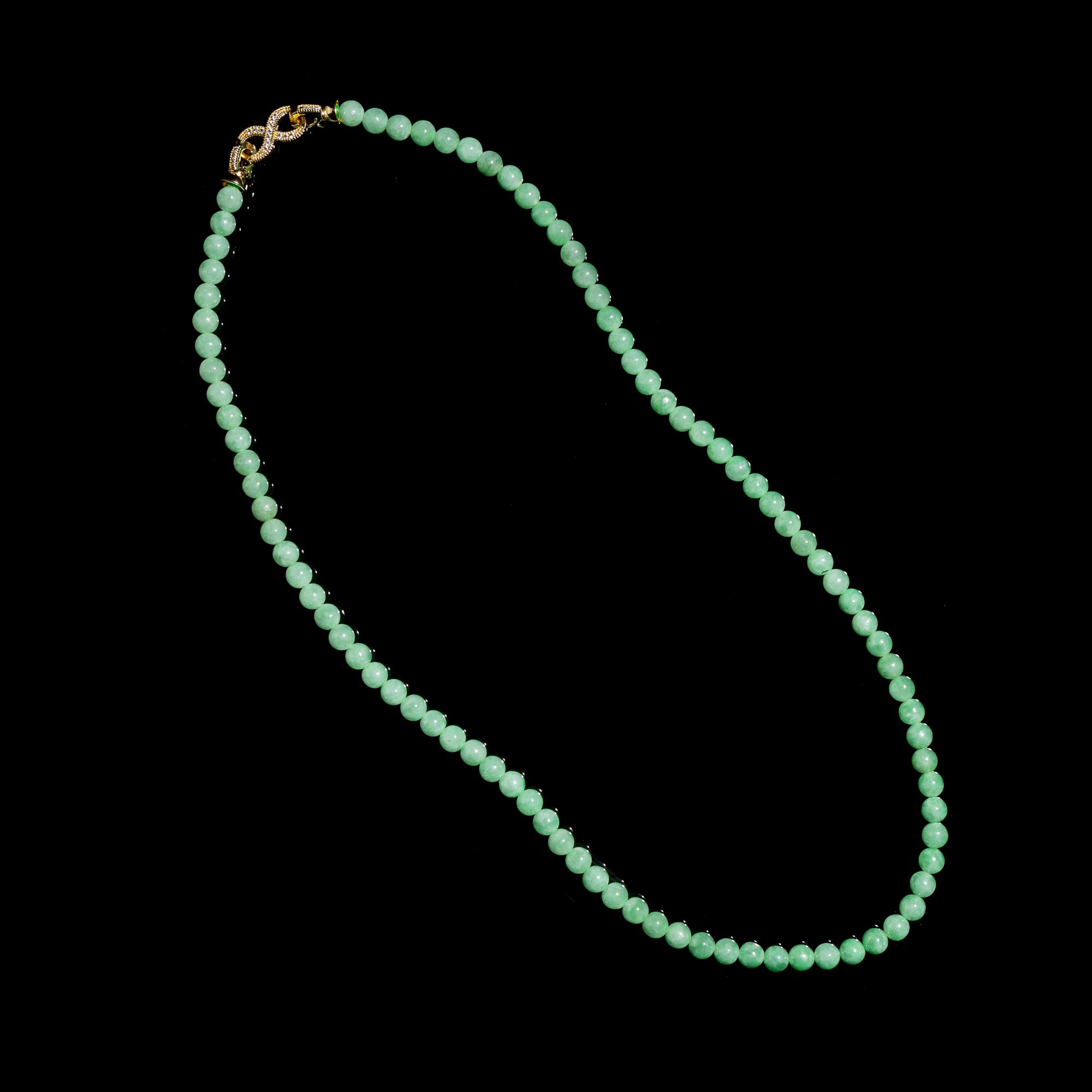 A Chinese Jadeite Bead Necklace 翡翠珠链一條