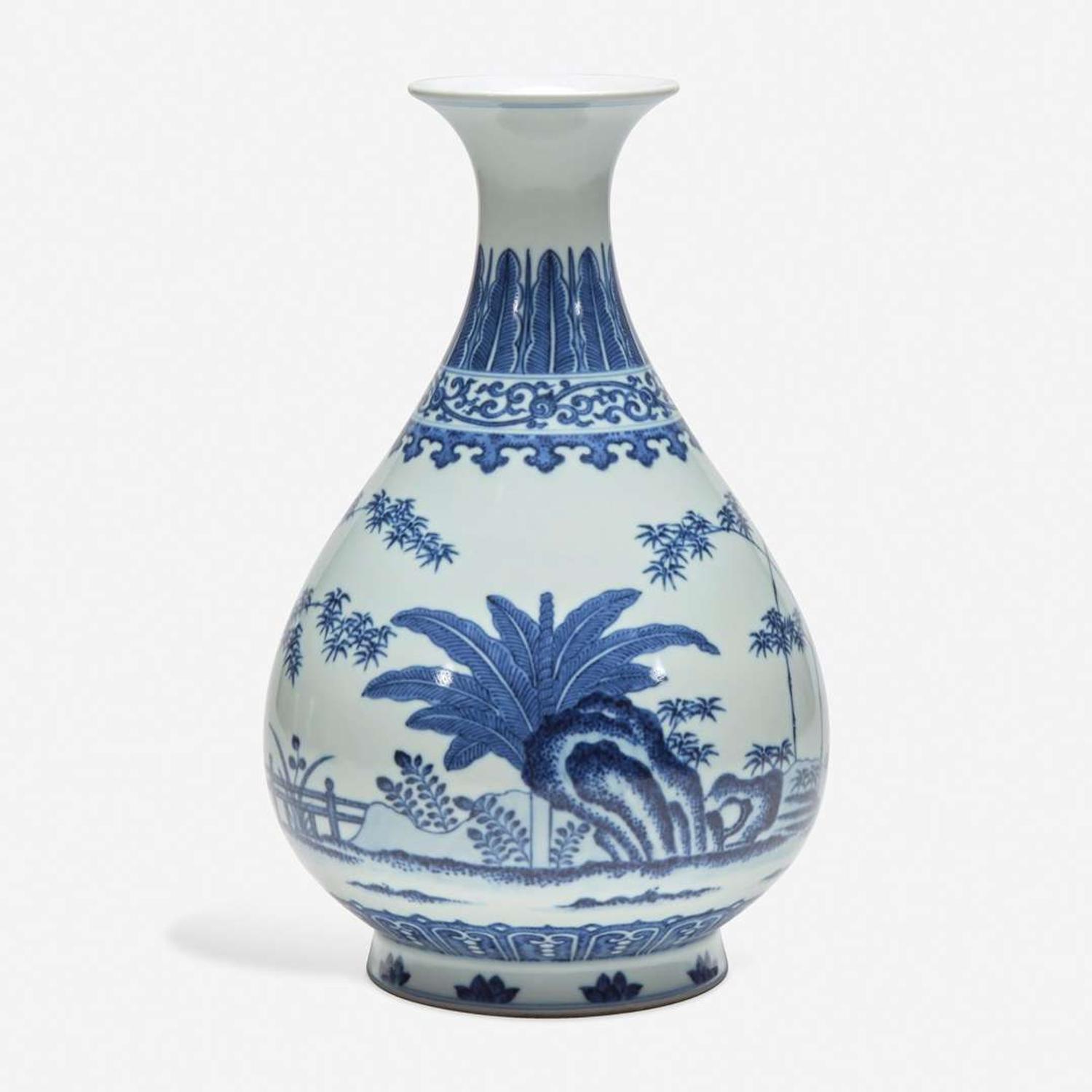A Chinese blue and white porcelain vase, Yuhuchunping 青花玉壶春瓶