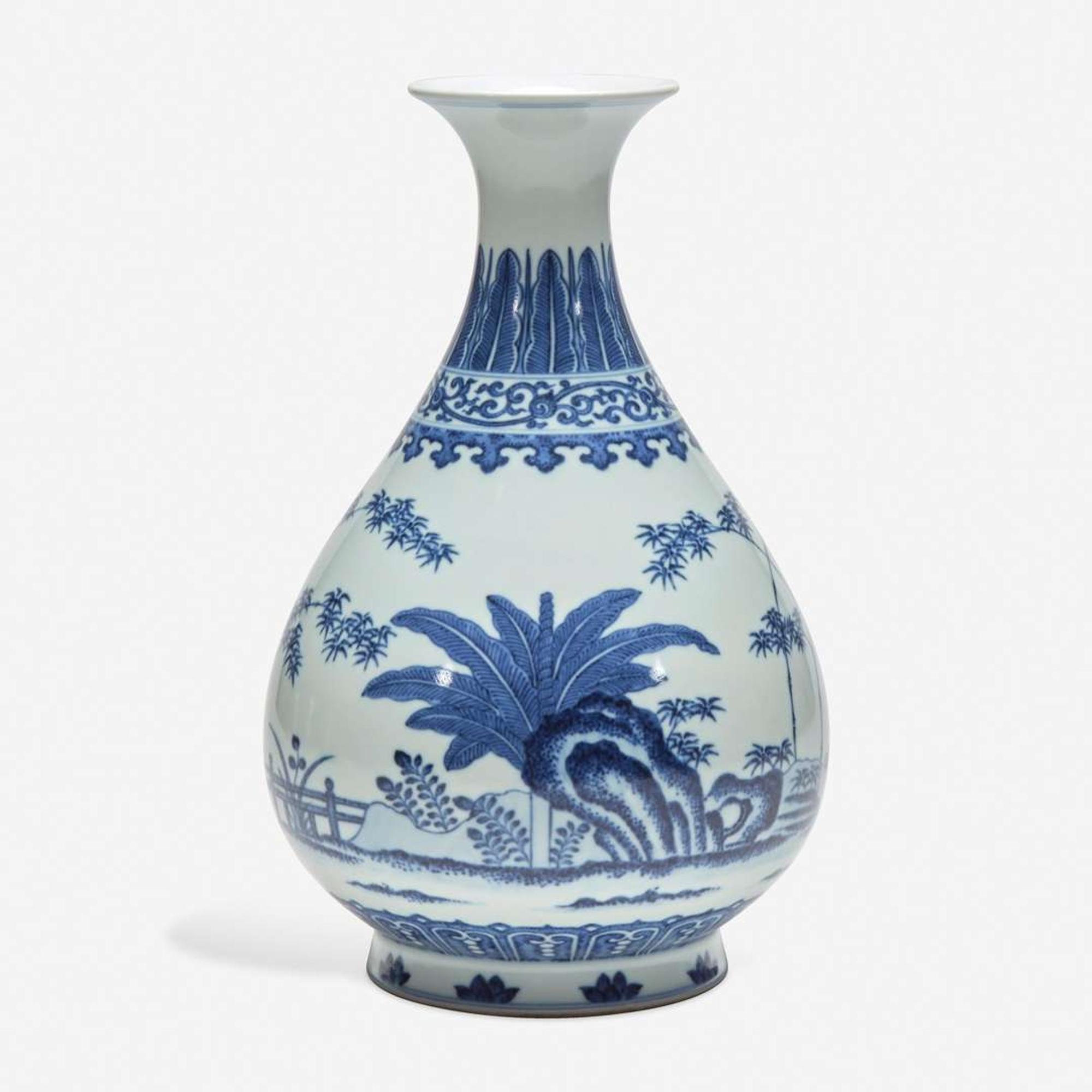 A Chinese blue and white porcelain vase, Yuhuchunping 青花玉壶春瓶