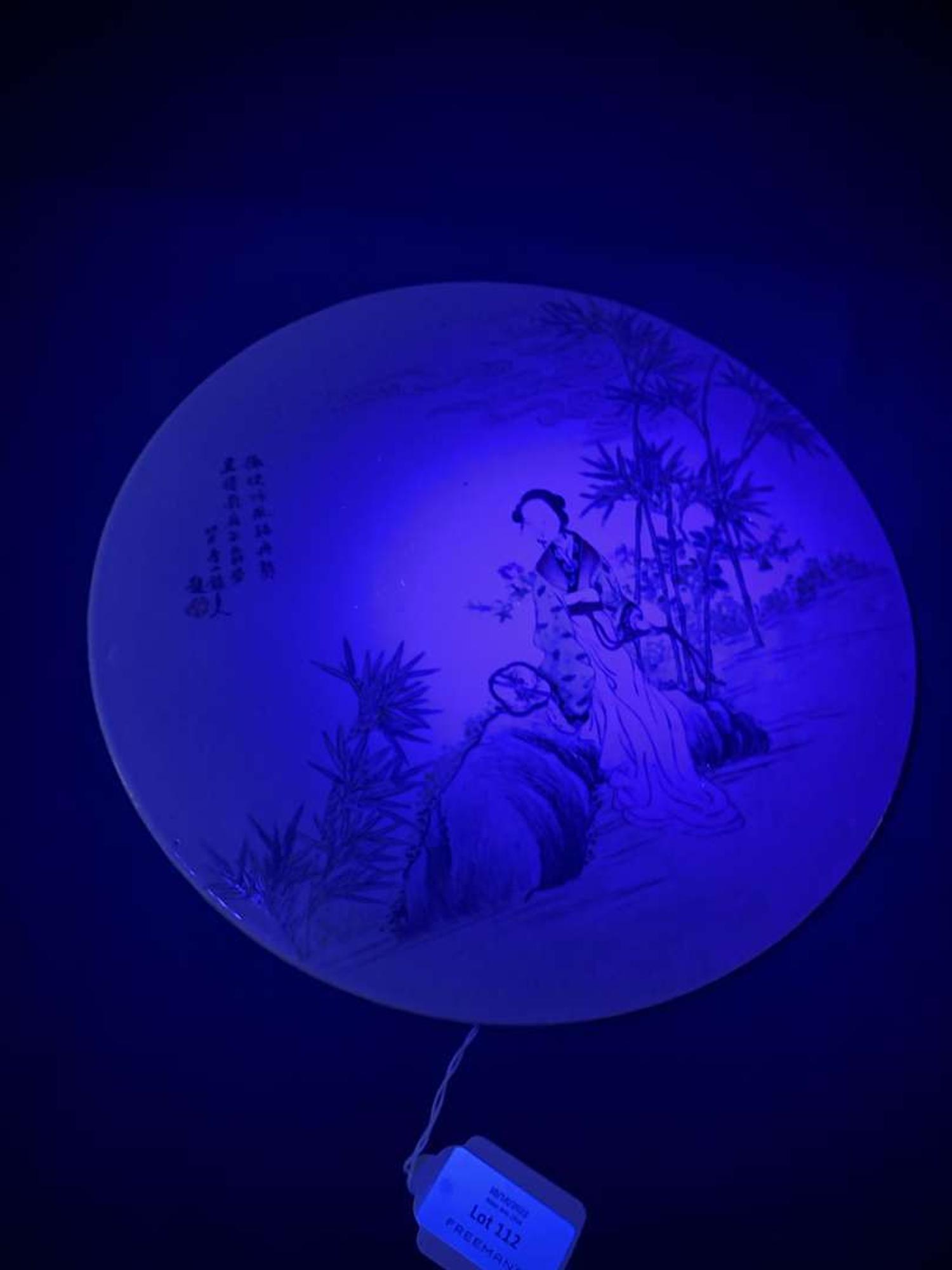 A pair of Chinese famille rose-decorated "meiren" circular plaques 粉彩美人瓷板一对 Late Qing/Republic period ?????