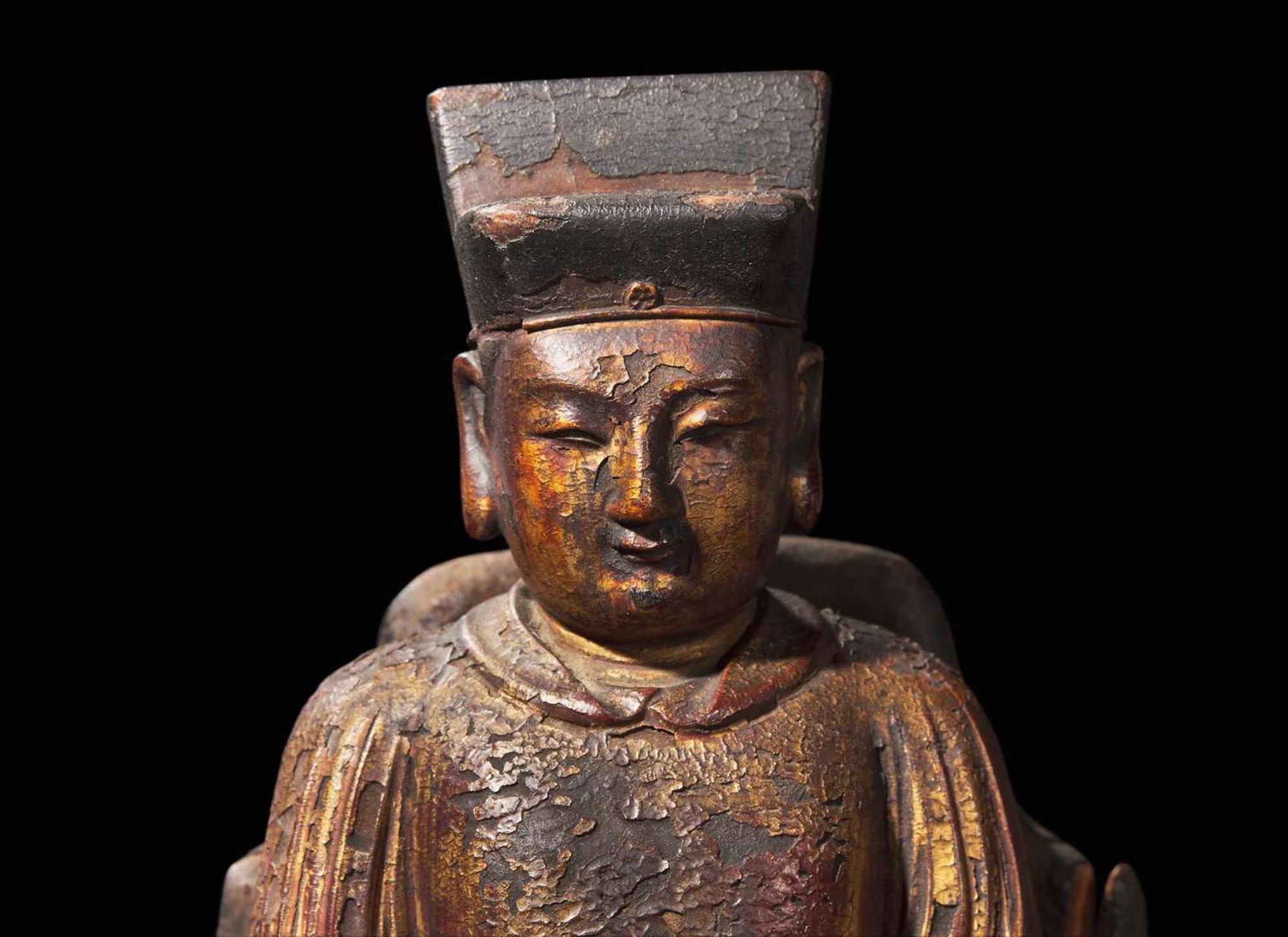 A pair of Chinese gilt lacquer seated figures 漆金木坐像一對