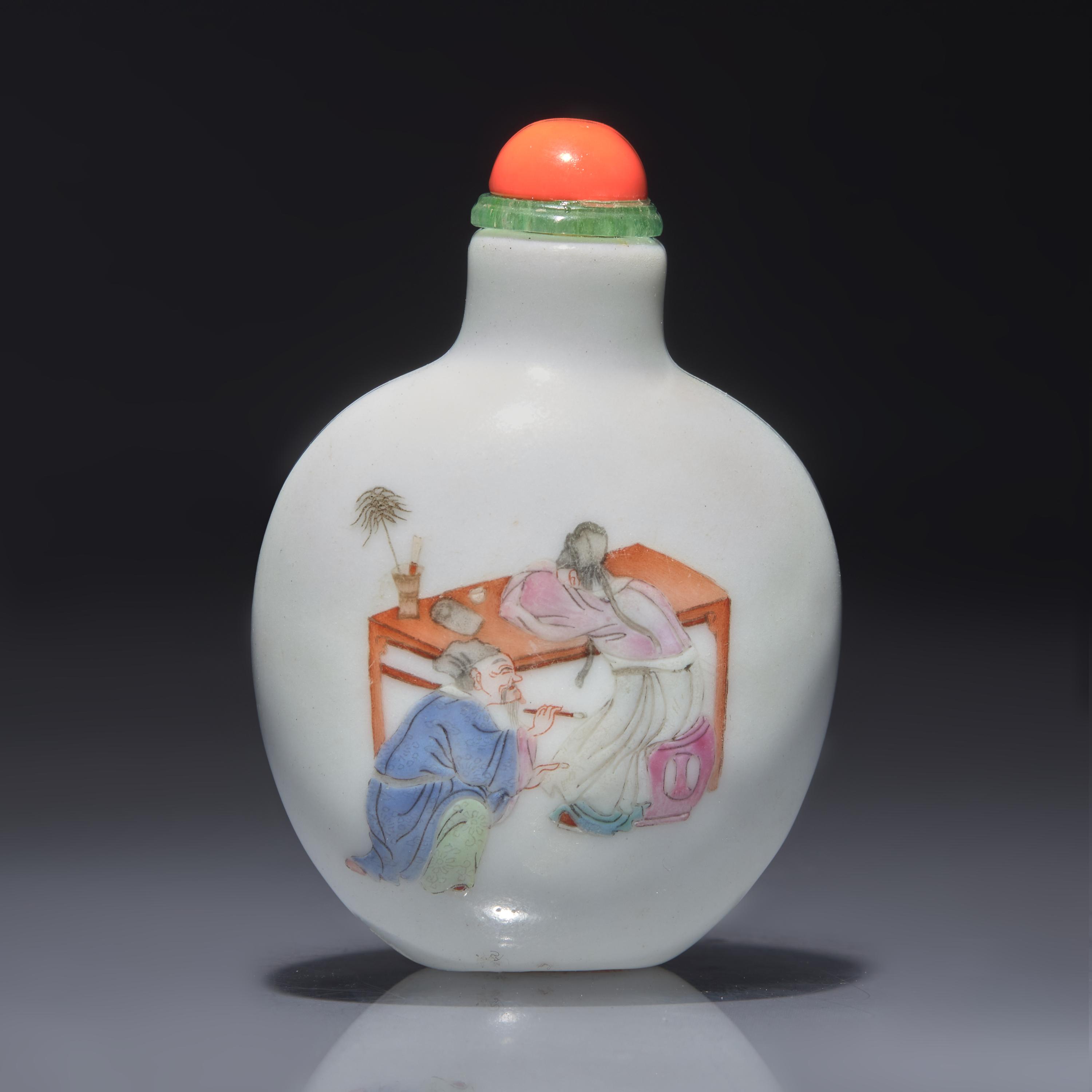 A Chinese Enameled Porcelain Snuff Bottle, Daoguang Mark and of The Period — 清道光 粉彩人物圖鼻煙壺