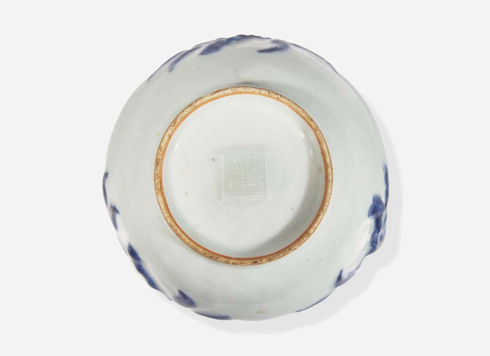 A small Chinese underglaze blue and red vase, 18th/ early 19th century 青花釉裡紅花樽 十八或十九世紀初