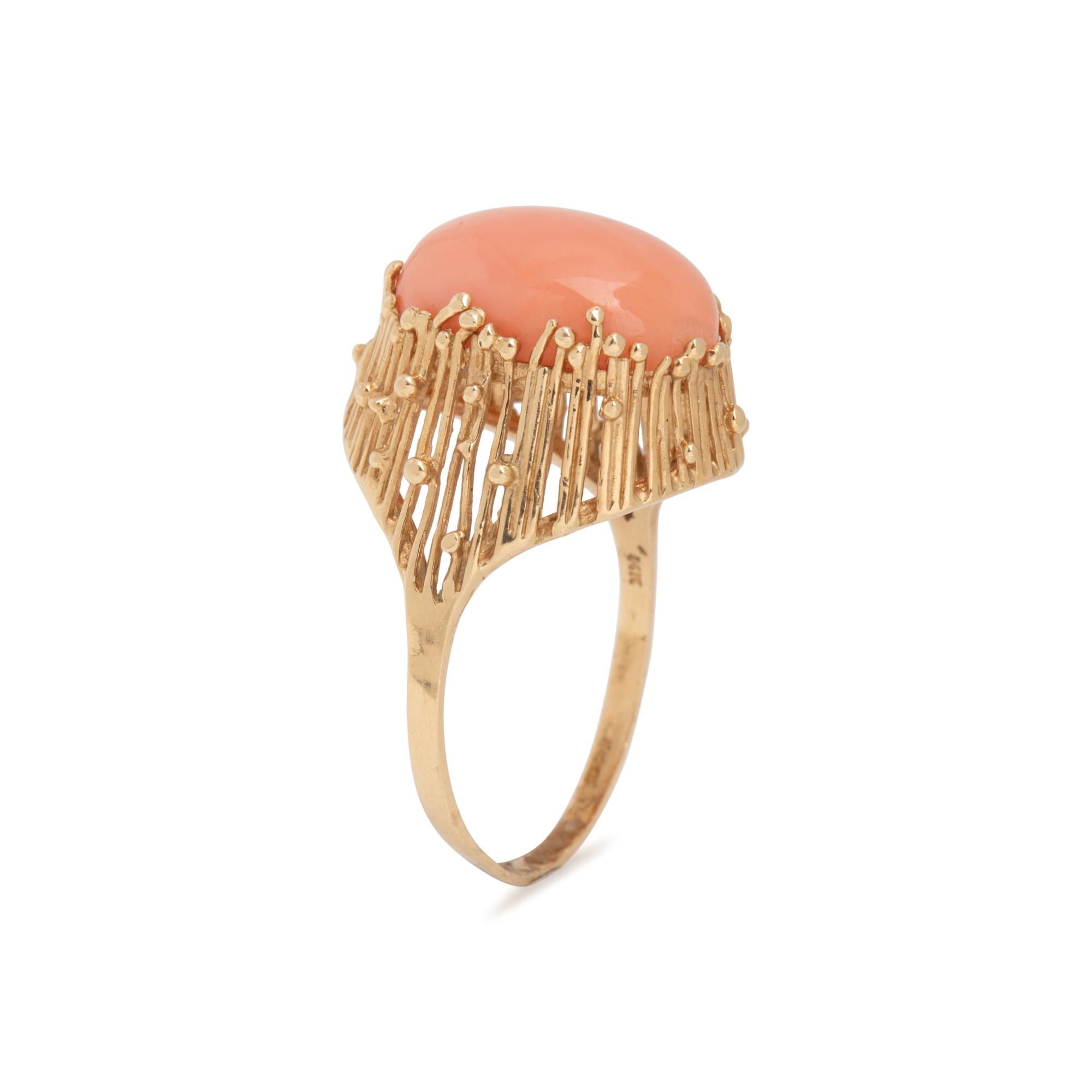 YELLOW GOLD AND CORAL RING