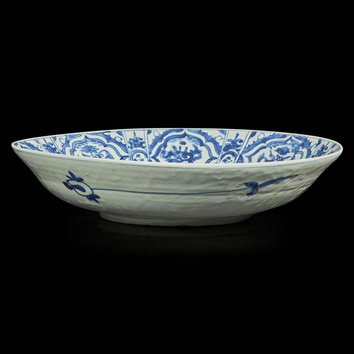 A Chinese blue and white porcelain "Phoenix" large dish 克拉克瓷器凤纹大盘 16th/17th century ???????