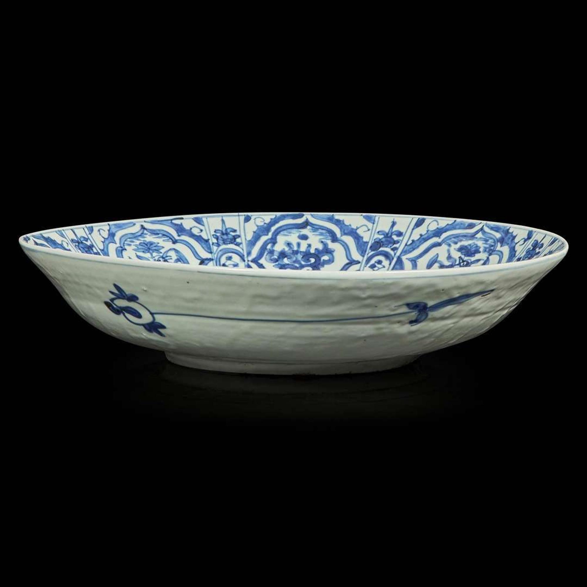 A Chinese blue and white porcelain "Phoenix" large dish 克拉克瓷器凤纹大盘 16th/17th century ???????