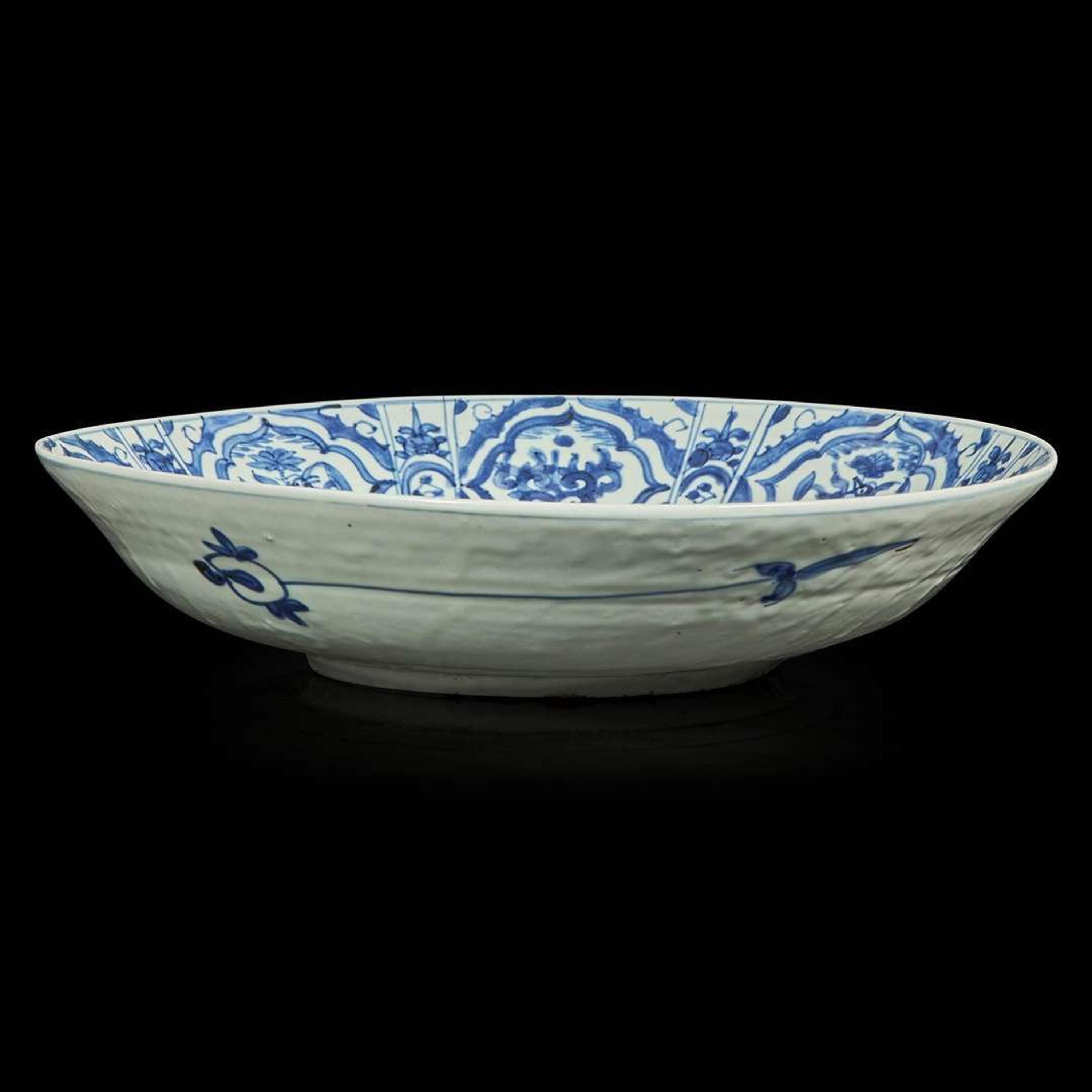 A Chinese blue and white porcelain "Phoenix" large dish 克拉克瓷器凤纹大盘 16th/17th century ???????