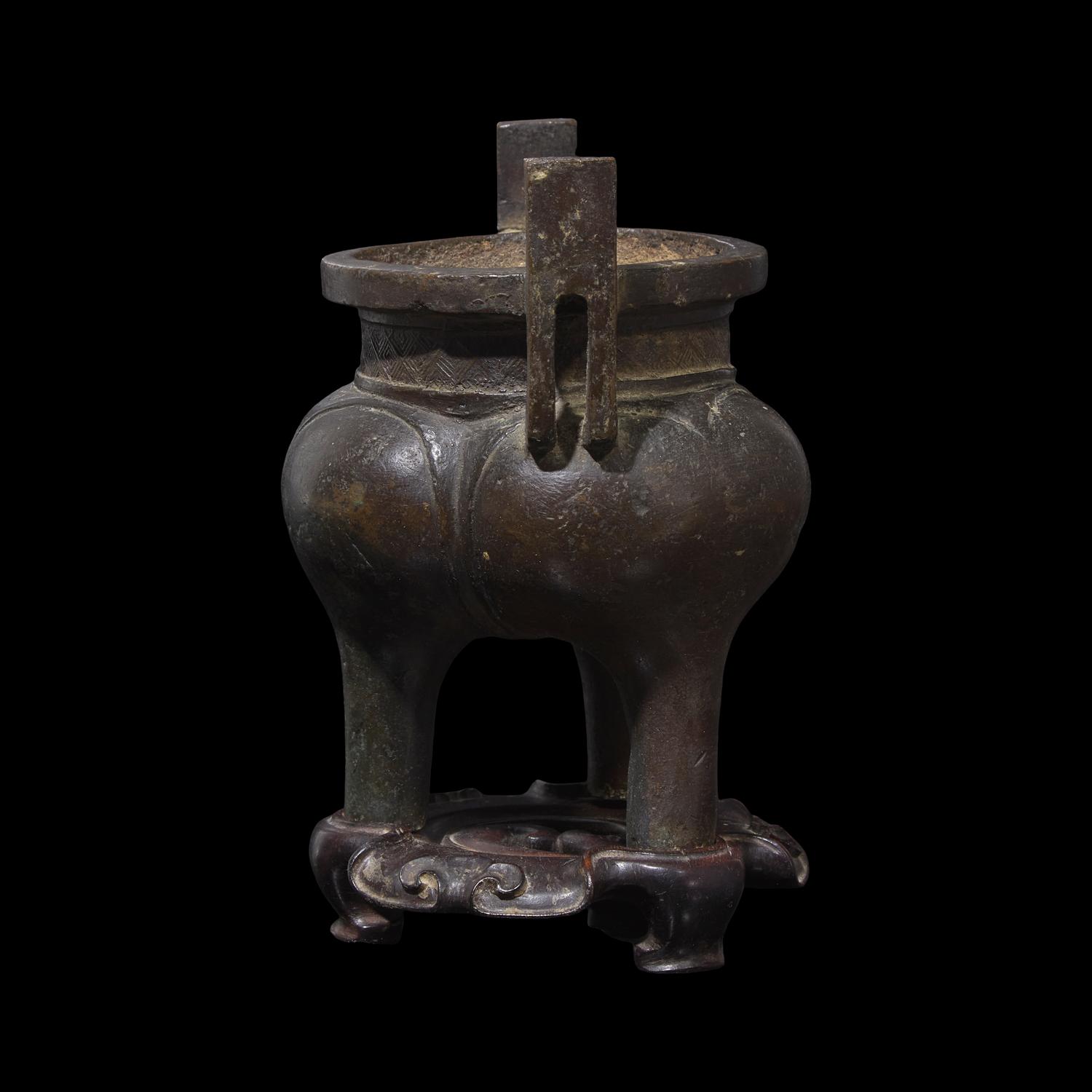 A Chinese Patinated Bronze Tripod Censer, Liding, Ming Dynasty or Earlier 明或更早 銅鬲鼎
