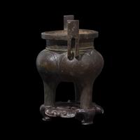 A Chinese Patinated Bronze Tripod Censer, Liding, Ming Dynasty or Earlier 明或更早 銅鬲鼎