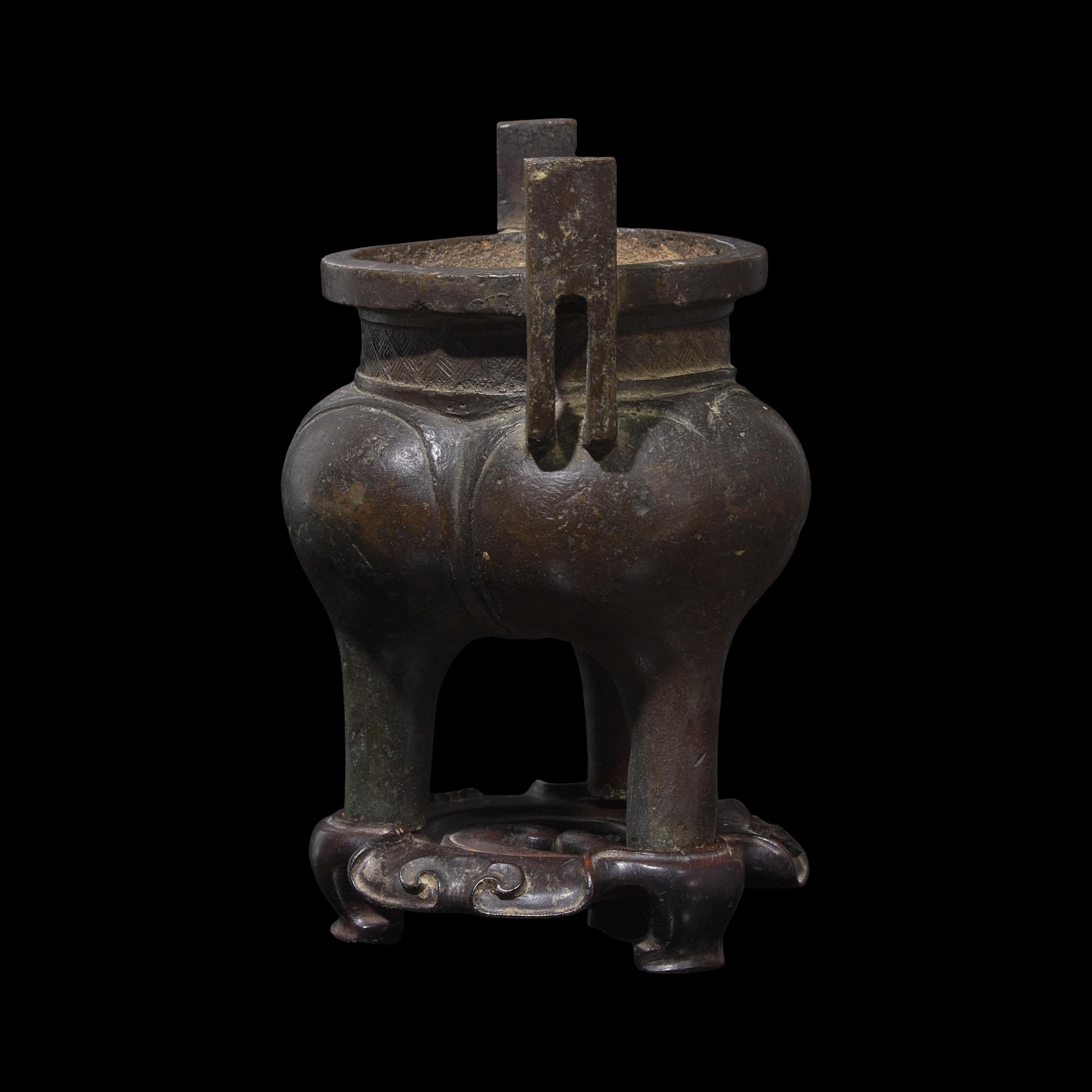 A Chinese Patinated Bronze Tripod Censer, Liding, Ming Dynasty or Earlier 明或更早 銅鬲鼎