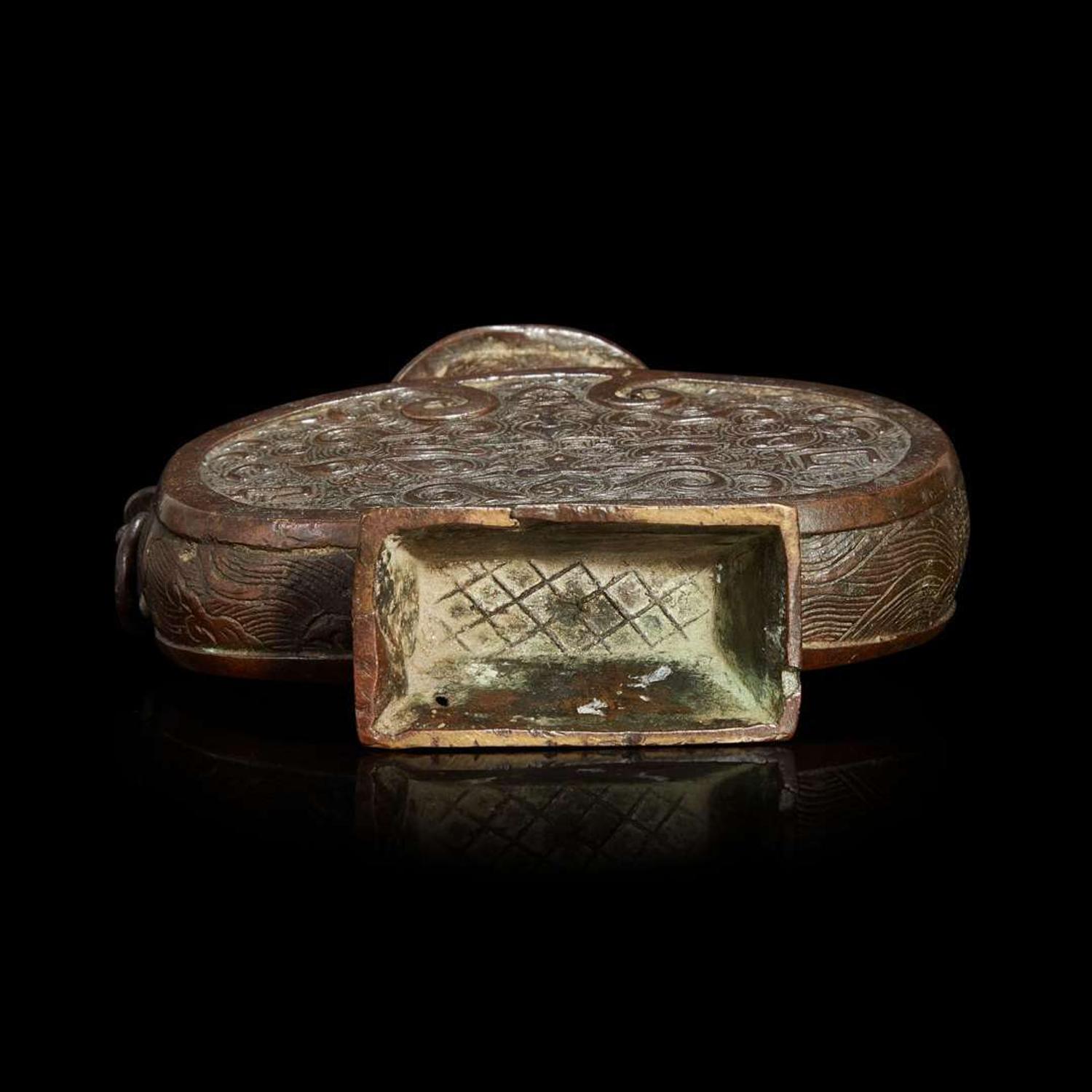 A Chinese patinated bronze archaistic vessel, "Bianhu" 17th/18th century or earlier