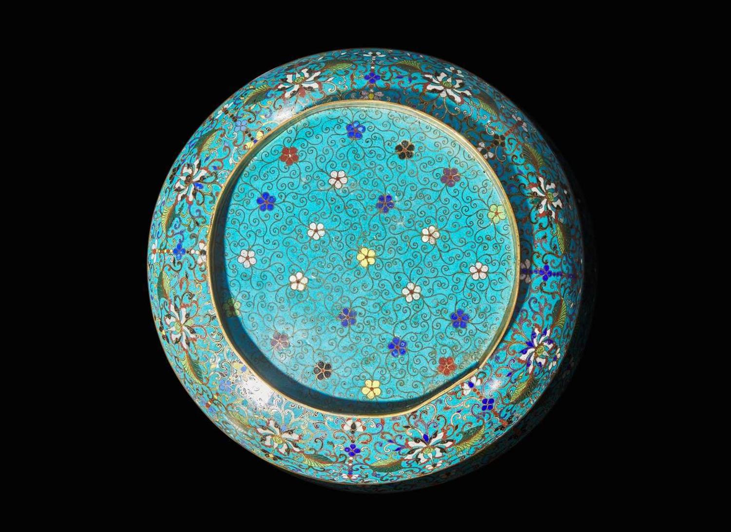 A Chinese cloisonne large circular dish, 18th/19th century 銅胎掐絲琺瑯大盤 十八或十九世紀