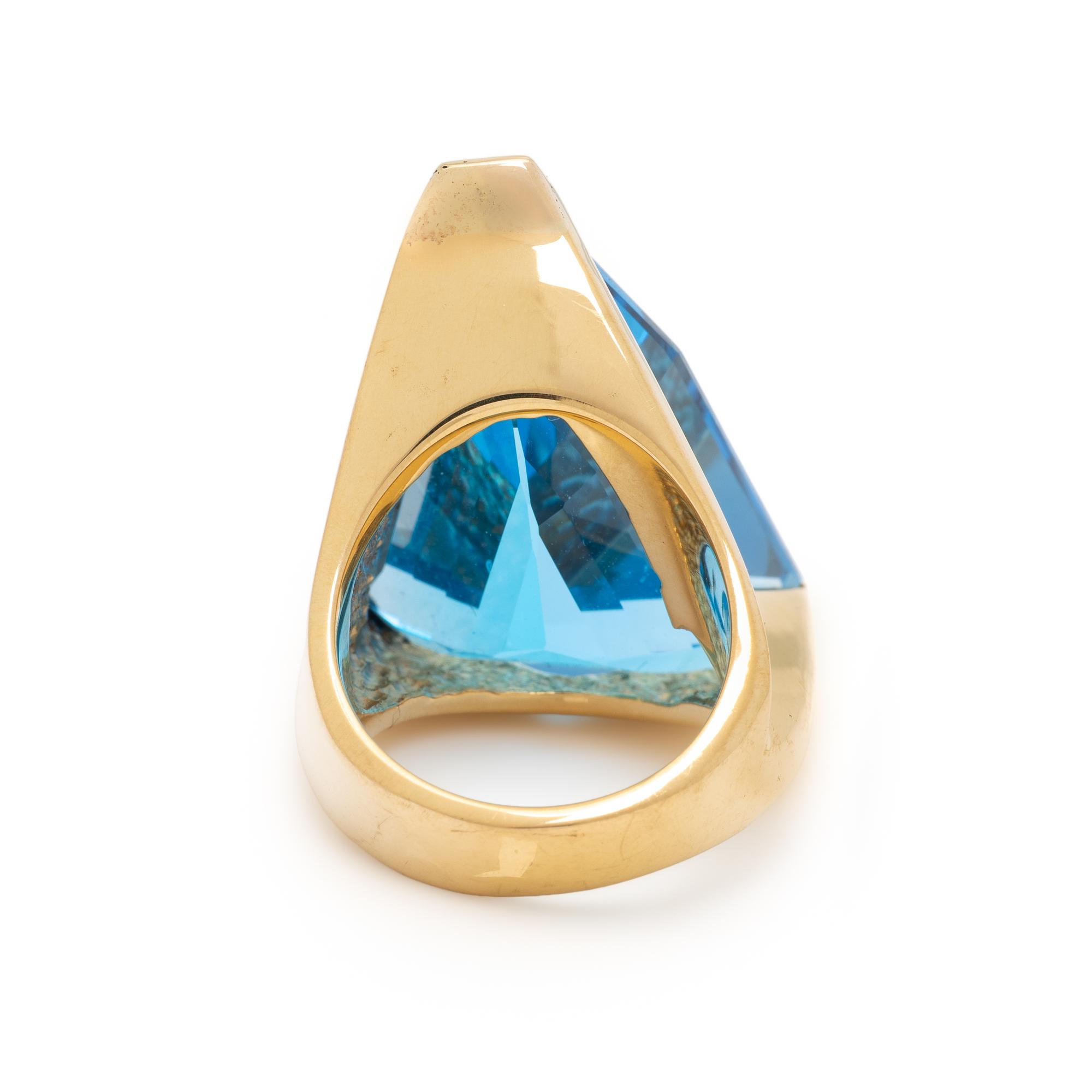BLUE TOPAZ AND YELLOW GOLD RING