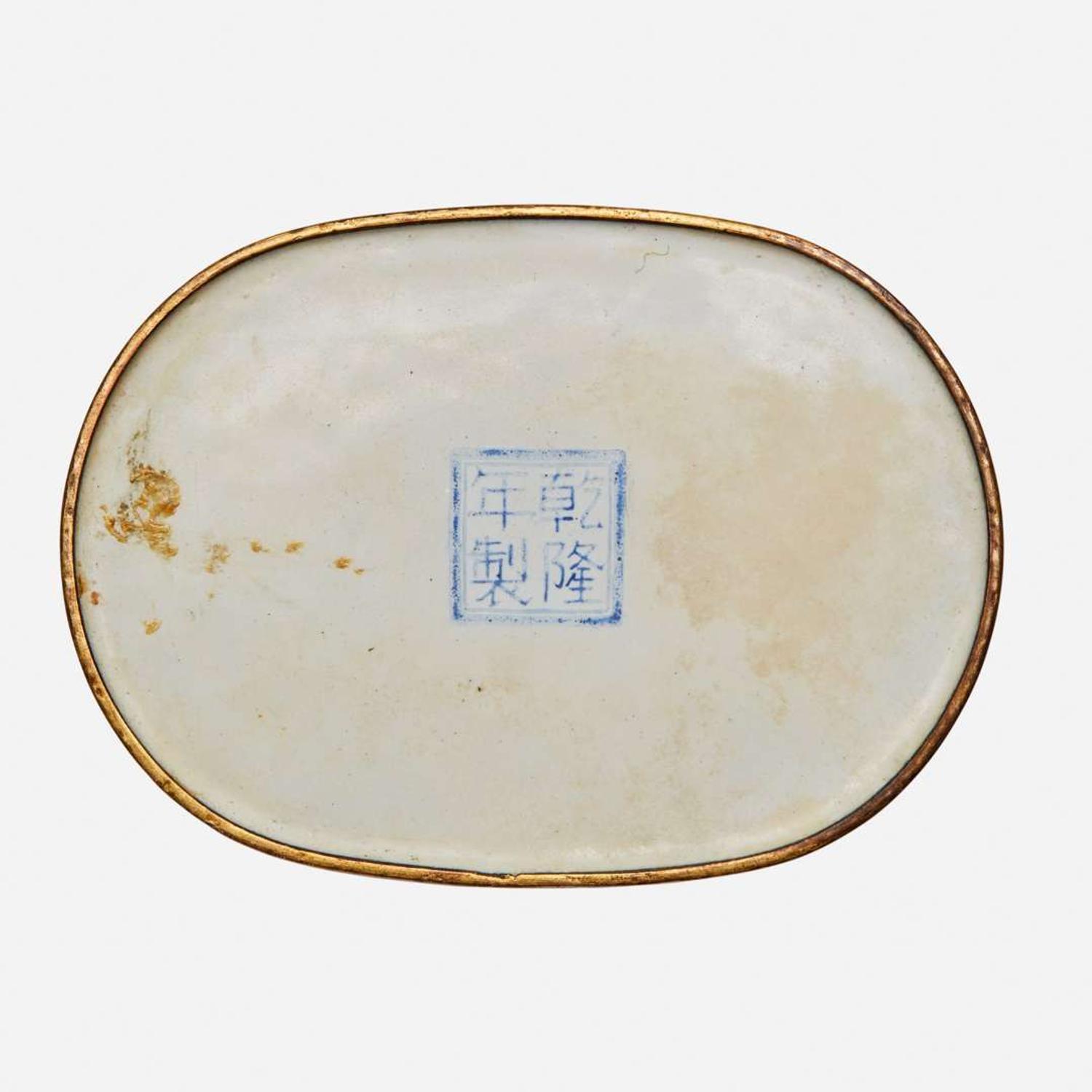 A Chinese enameled copper oval box and cover decorated with European subjects 銅胎畫琺瑯歐洲人物小盒