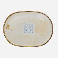 A Chinese enameled copper oval box and cover decorated with European subjects 銅胎畫琺瑯歐洲人物小盒