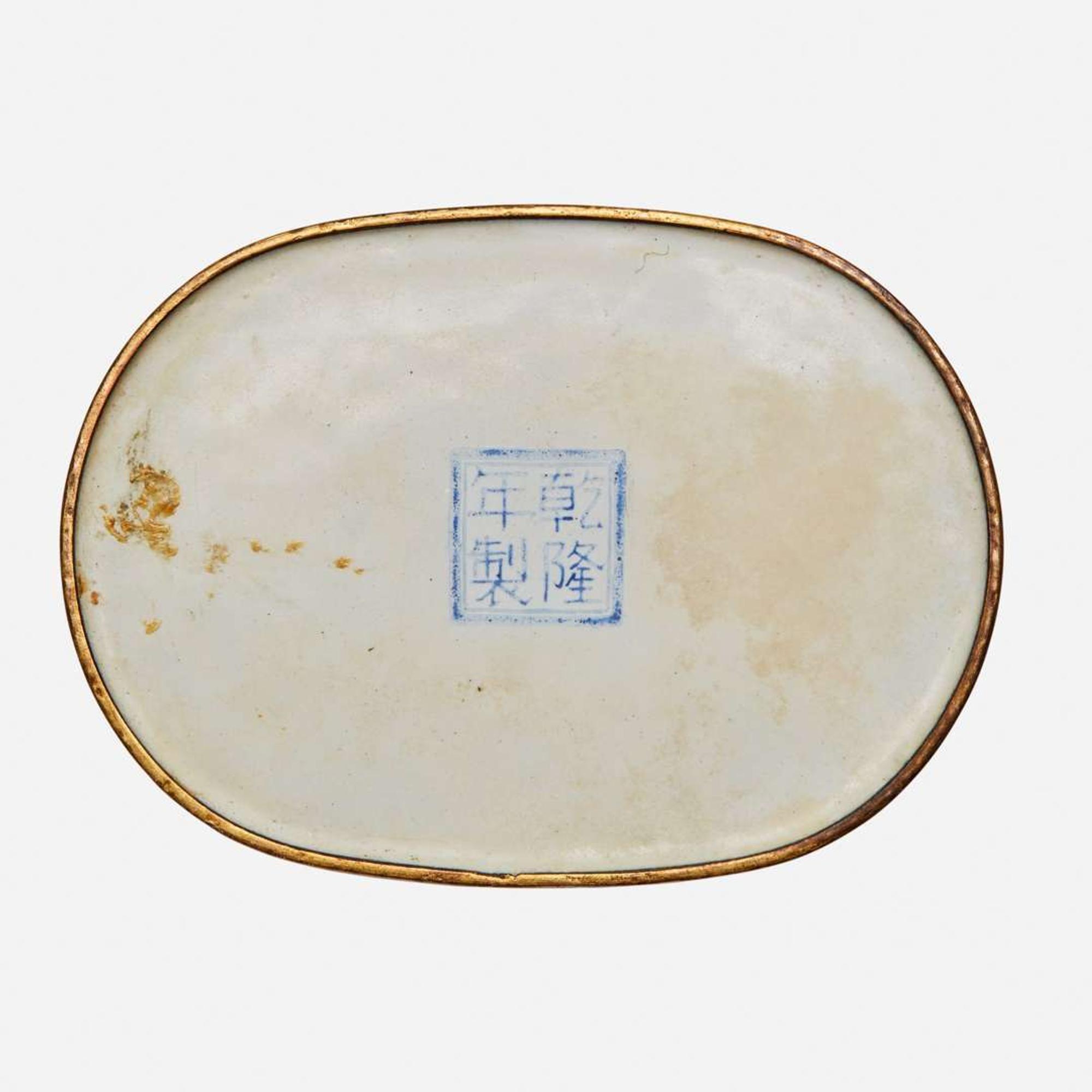 A Chinese enameled copper oval box and cover decorated with European subjects 銅胎畫琺瑯歐洲人物小盒