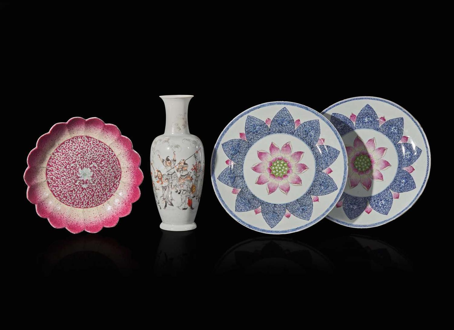 Three various Chinese "Lotus" dishes and a baluster vase, 18th to 20th century 蓮花盤三隻與棒槌瓶一組 十八至二十世紀