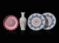 Three various Chinese "Lotus" dishes and a baluster vase, 18th to 20th century 蓮花盤三隻與棒槌瓶一組 十八至二十世紀