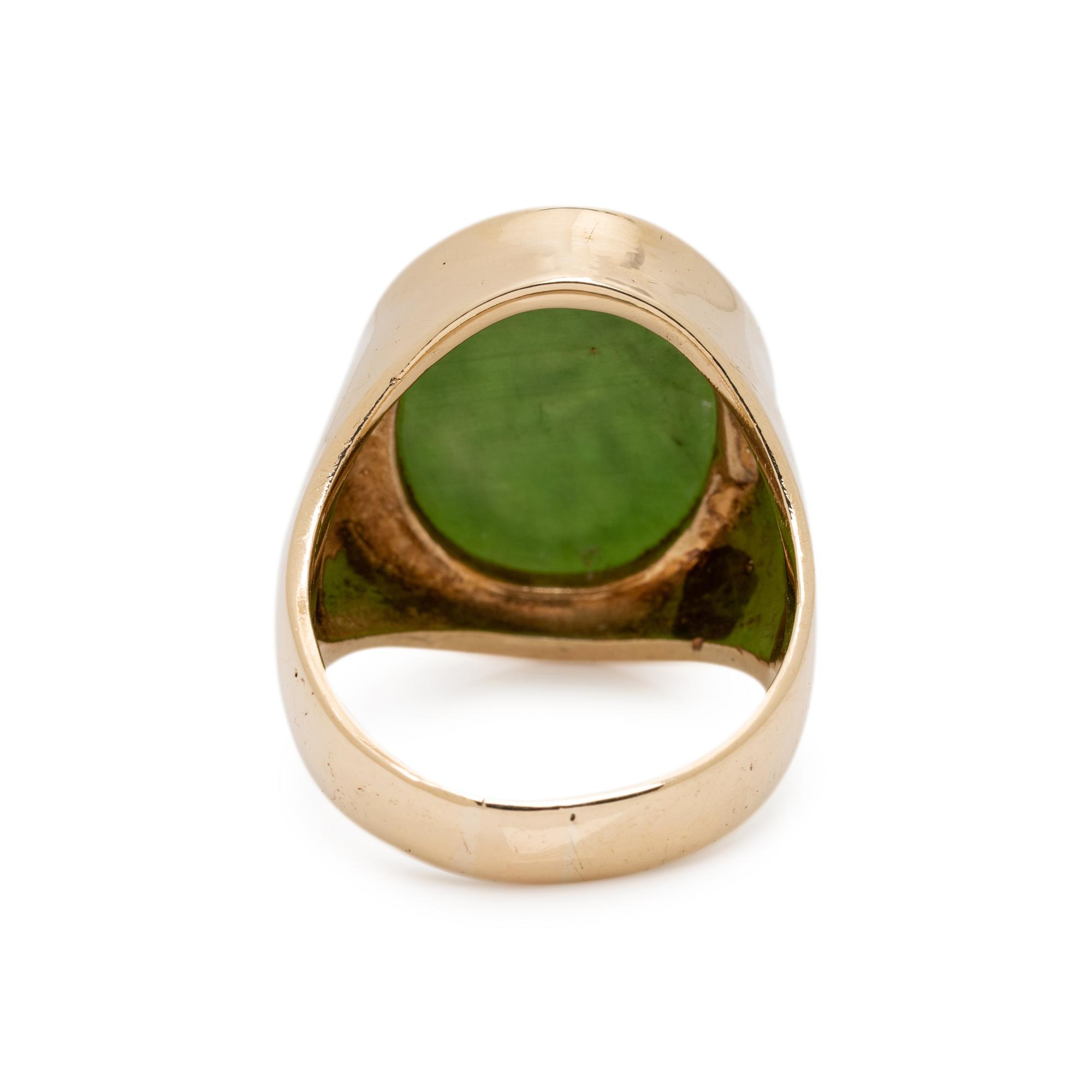 YELLOW GOLD AND NEPHRITE INTAGLIO RING