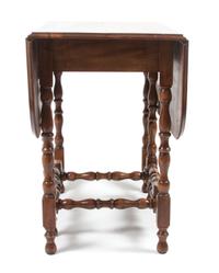 An American Mahogany Gate Leg Table Height 30 x width 46 1/2 x depth 35 inches (open). — 20TH CENTURY