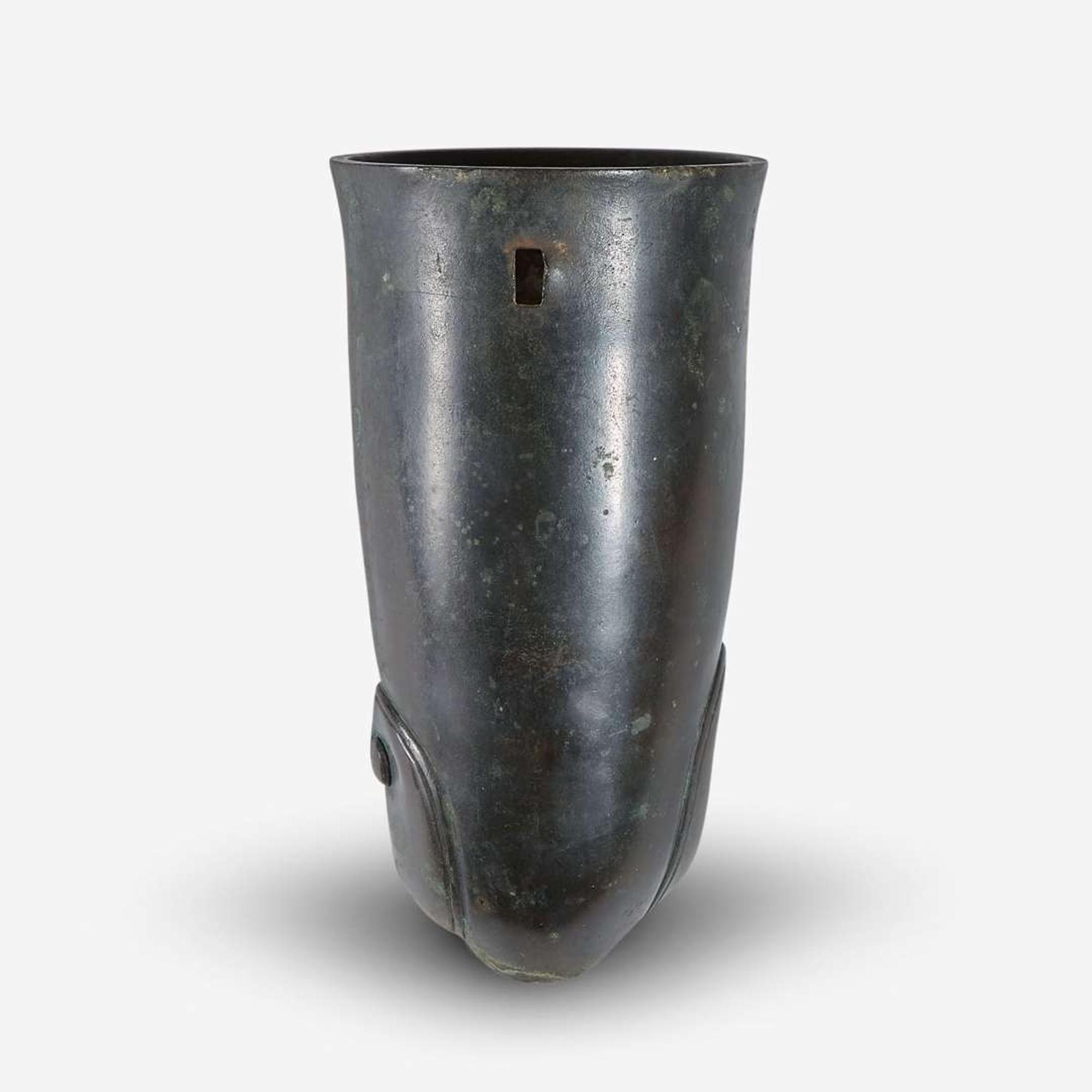 A patinated bronze rhyton-form fitting or wall vase 来通杯形铜器 18th/early 19th century ????????