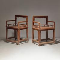 A Pair of Chinese Huanghuali Armchairs and Footrests, Meiguiyi, Early Qing Dynasty — 清早期 黃花梨玫瑰椅及脚踏一套