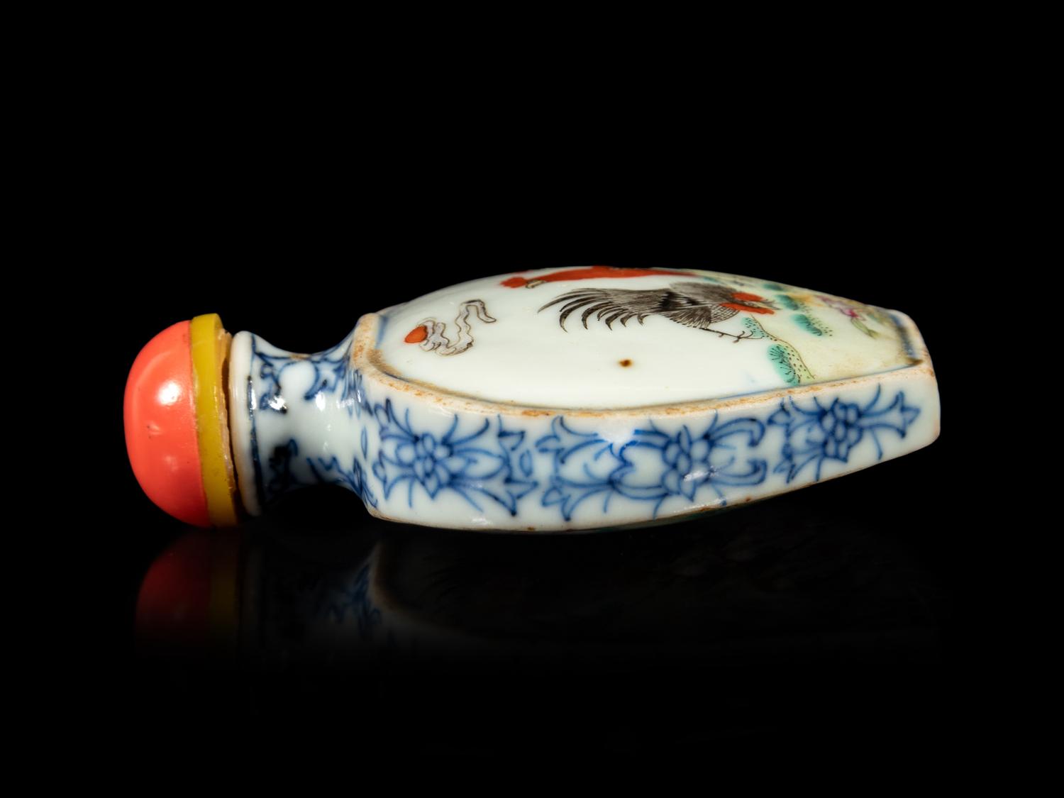 A Famille Rose and Underglaze Blue Porcelain Snuff Bottle