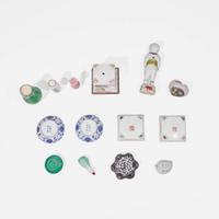 A group of thirteen assorted Asian porcelain items and one wood stand 瓷器小件及木座一組十五件 18th to 20th century ???????