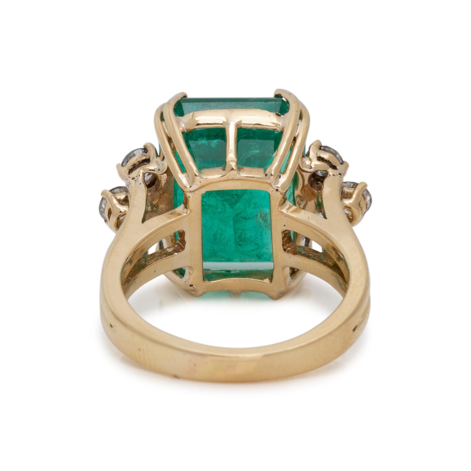EMERALD AND DIAMOND RING