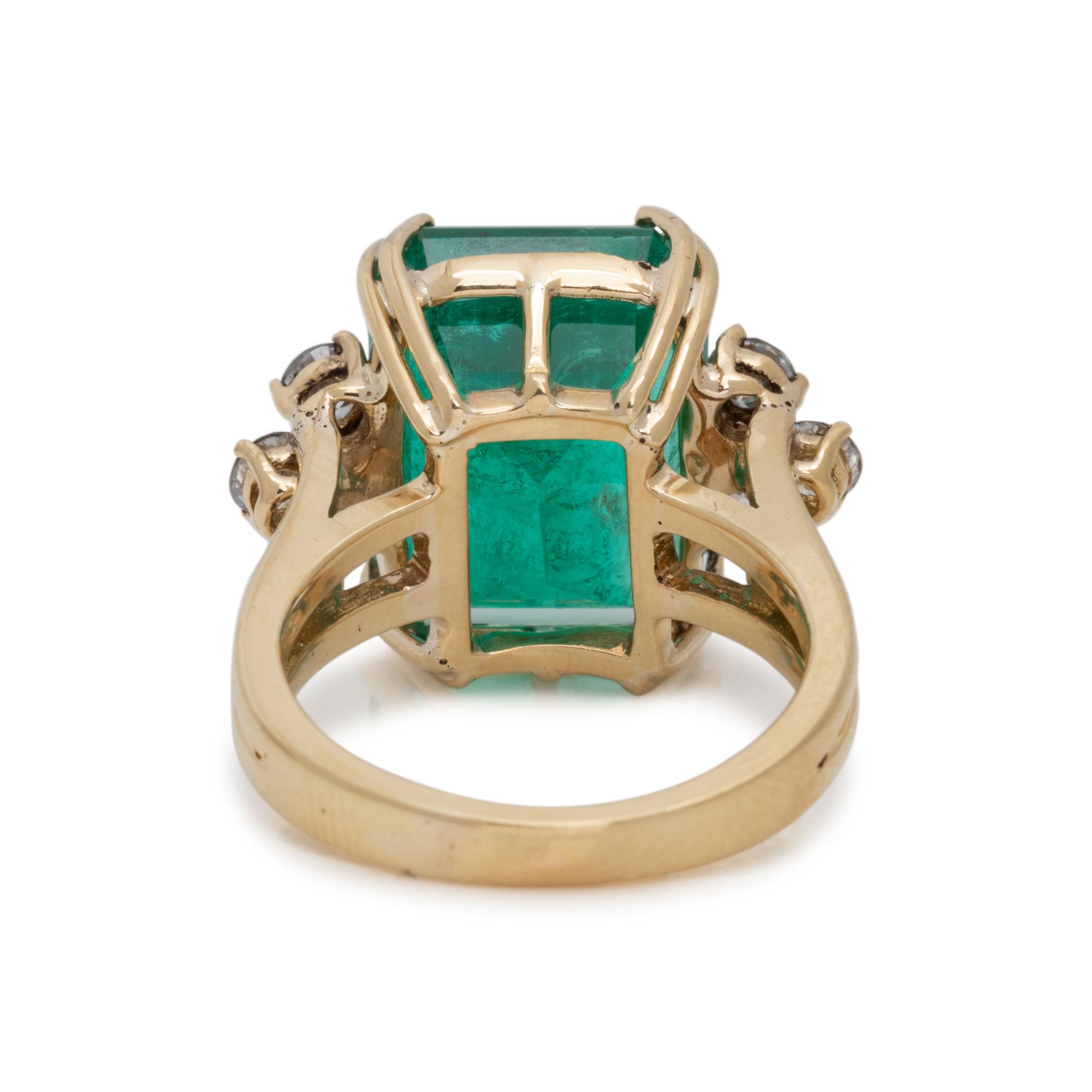 EMERALD AND DIAMOND RING