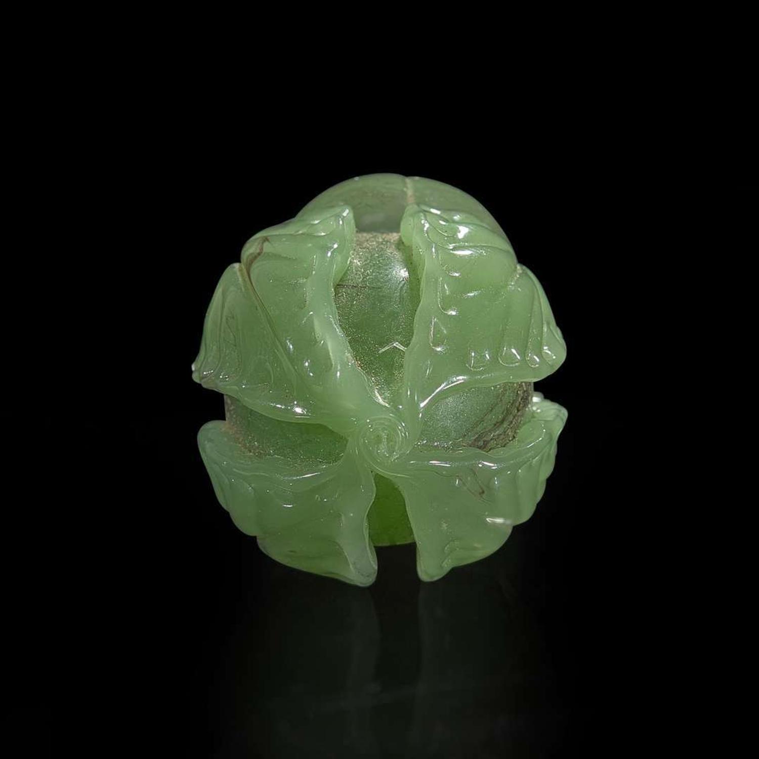 An unusual Chinese green glass “Gourd” snuff bottle 琉璃丝瓜形鼻烟壶