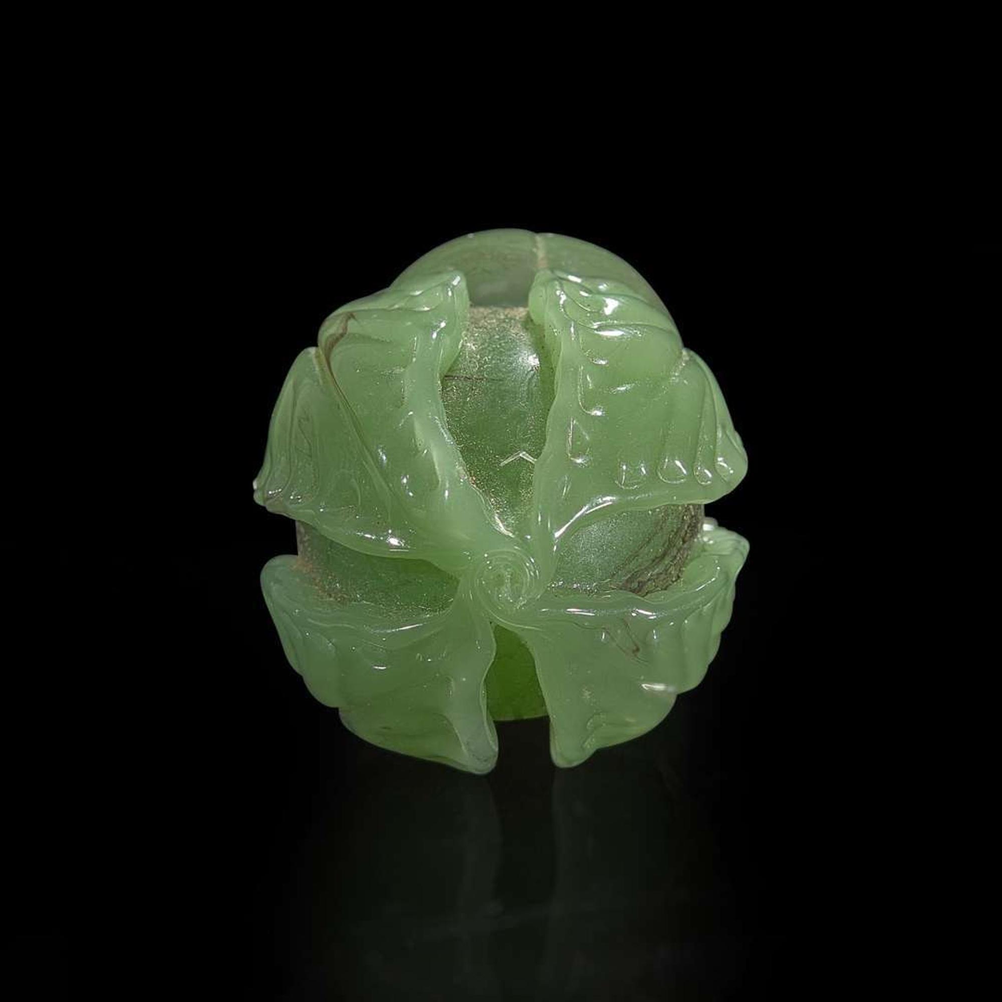 An unusual Chinese green glass “Gourd” snuff bottle 琉璃丝瓜形鼻烟壶