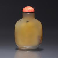 A Chinese "Shadow" Agate Snuff Bottle, Qing Dynasty, Circa 1790-1880 — 1790–1880年 瑪瑙巧雕人物圖鼻煙壺