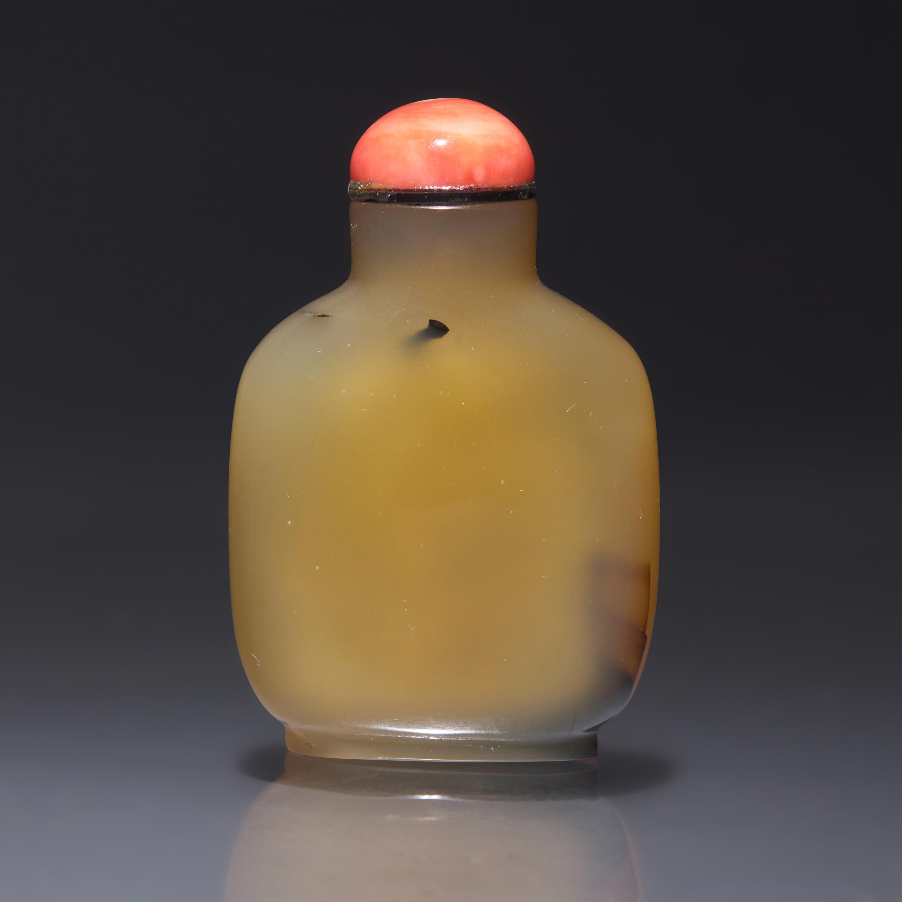 A Chinese "Shadow" Agate Snuff Bottle, Qing Dynasty, Circa 1790-1880 — 1790–1880年 瑪瑙巧雕人物圖鼻煙壺